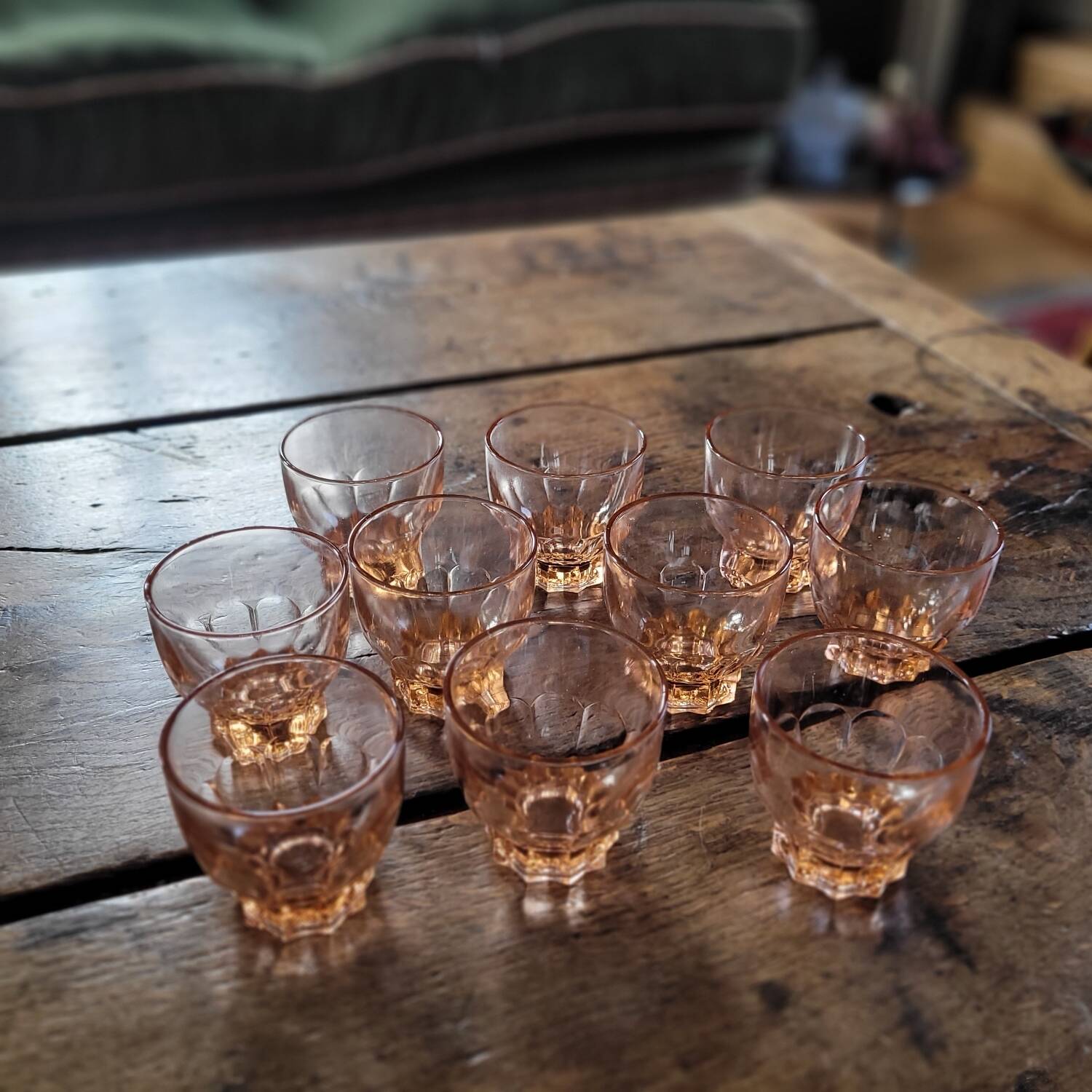 Lot de 10 verres saumon facettés — années 50–60
Lot de 10 verres saumo