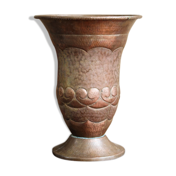Vase en cuivre martelé sur piédouche