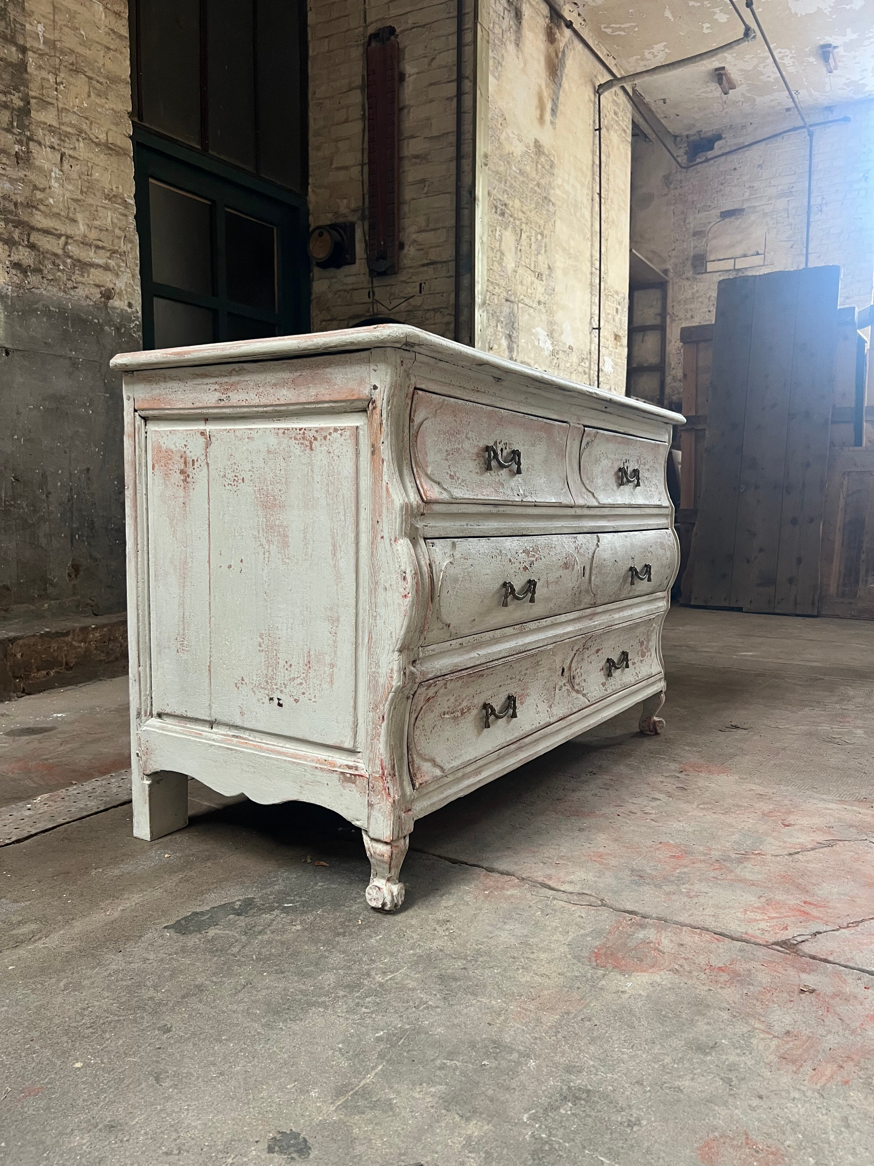 Curved commode from the 18th century