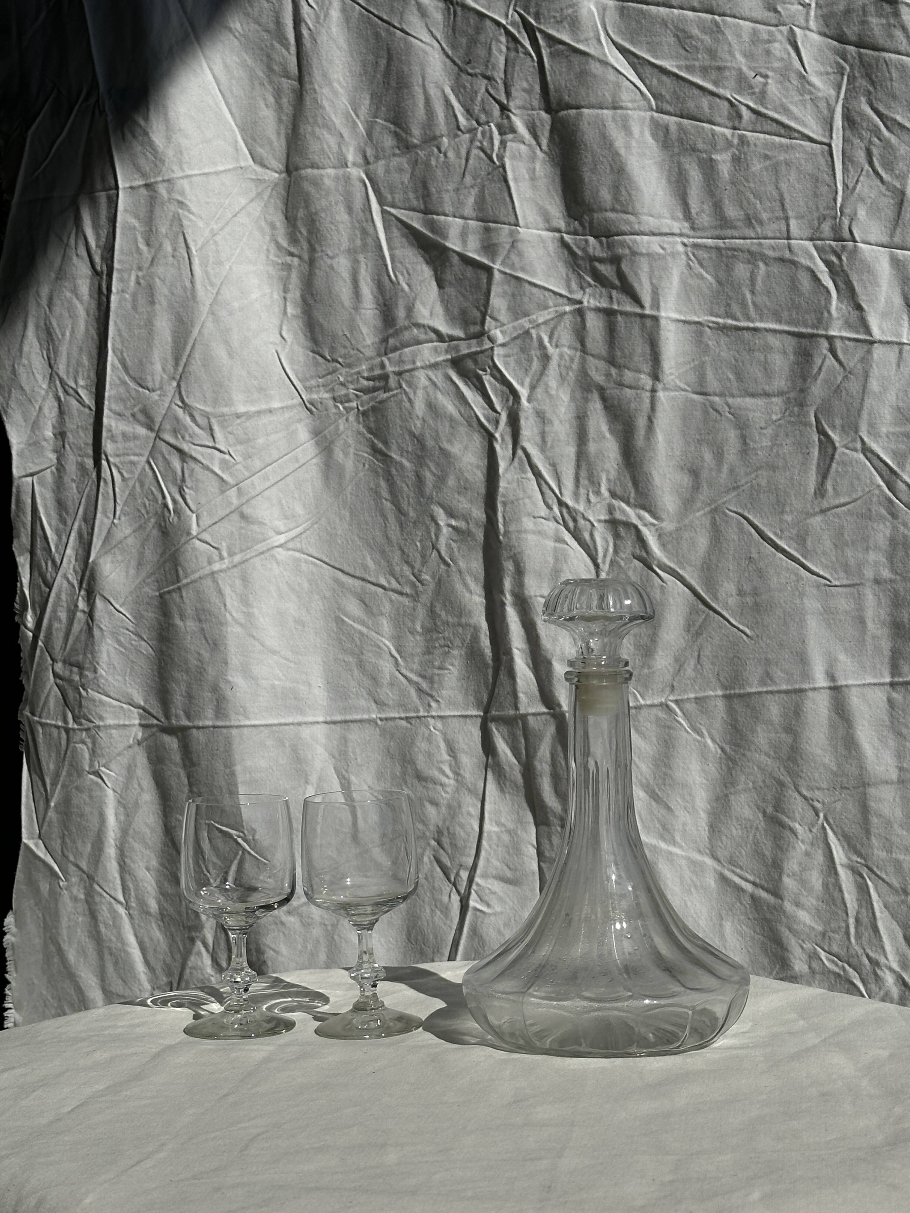 Large glass carafe with ribbed stopper H25