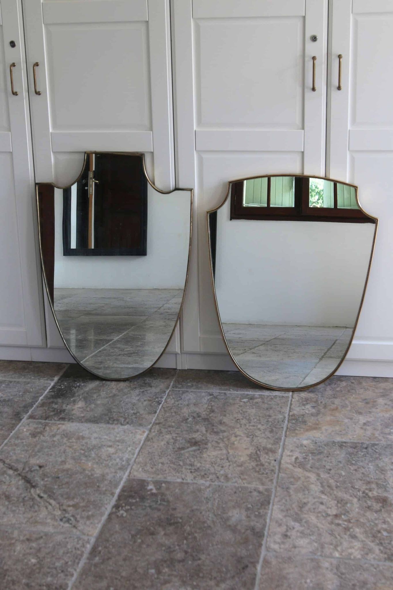 Miroir écusson Mid-Century en laiton, Italie 1950-60