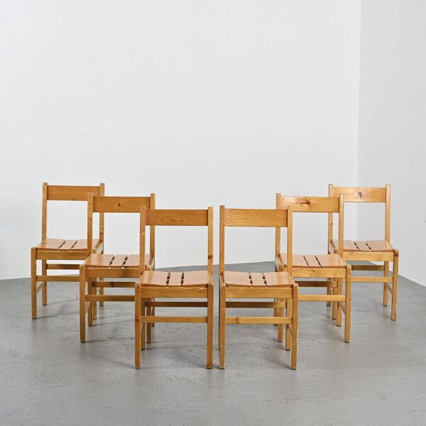 Suite de six chaises en pin massif par Maison Regain 
