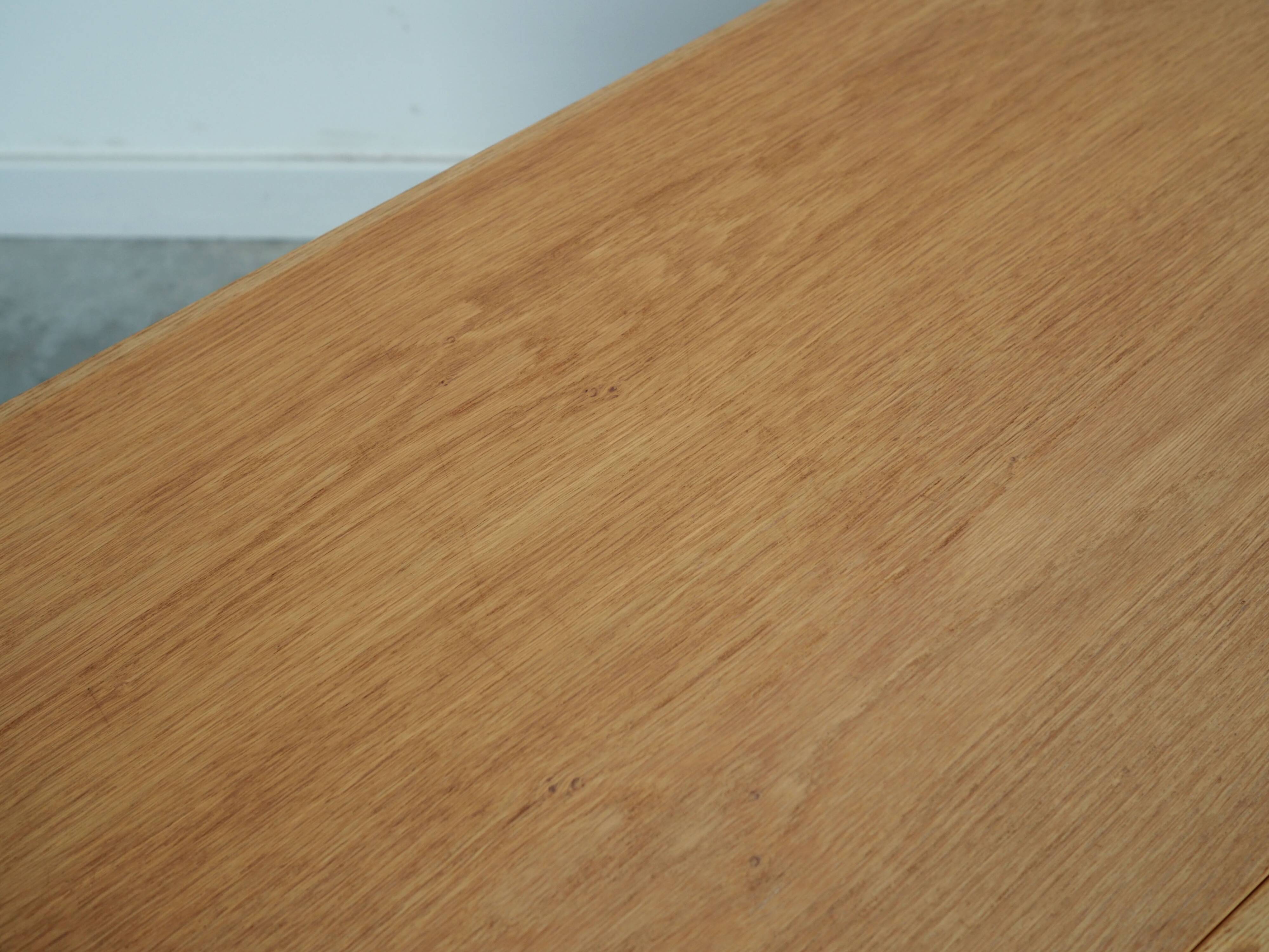 Buffet en frêne, design danois, années 1970, production : Danemark