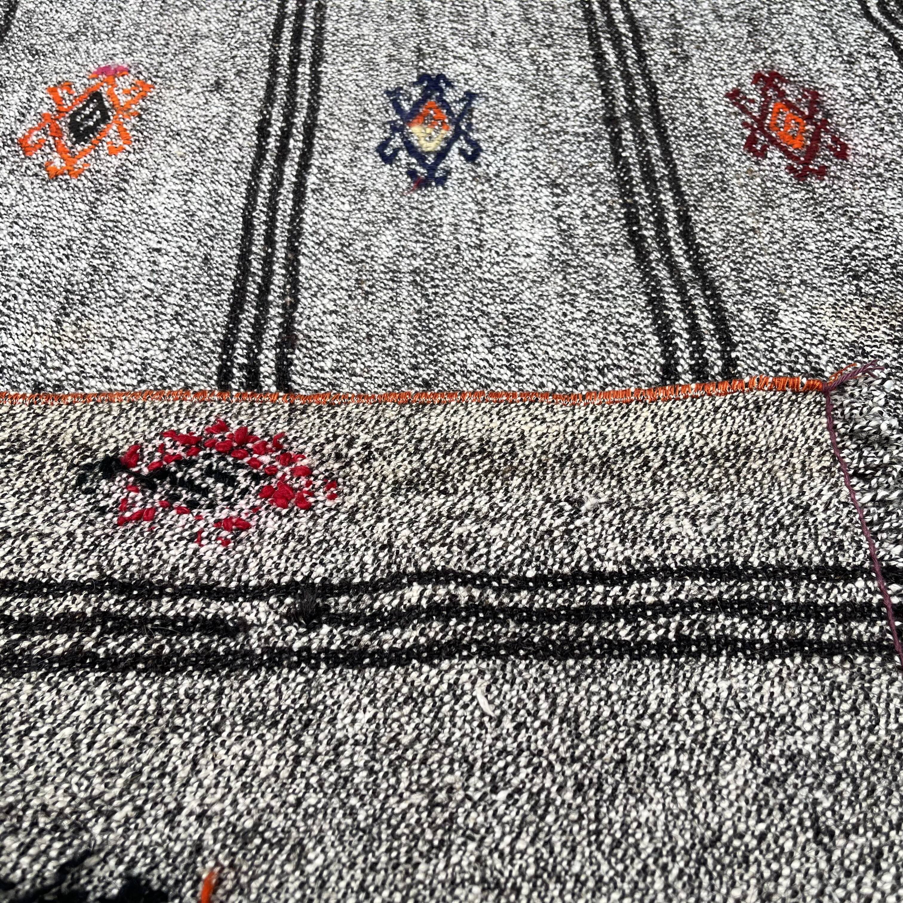 Vintage turkish kilim rug , 121x 86 cm