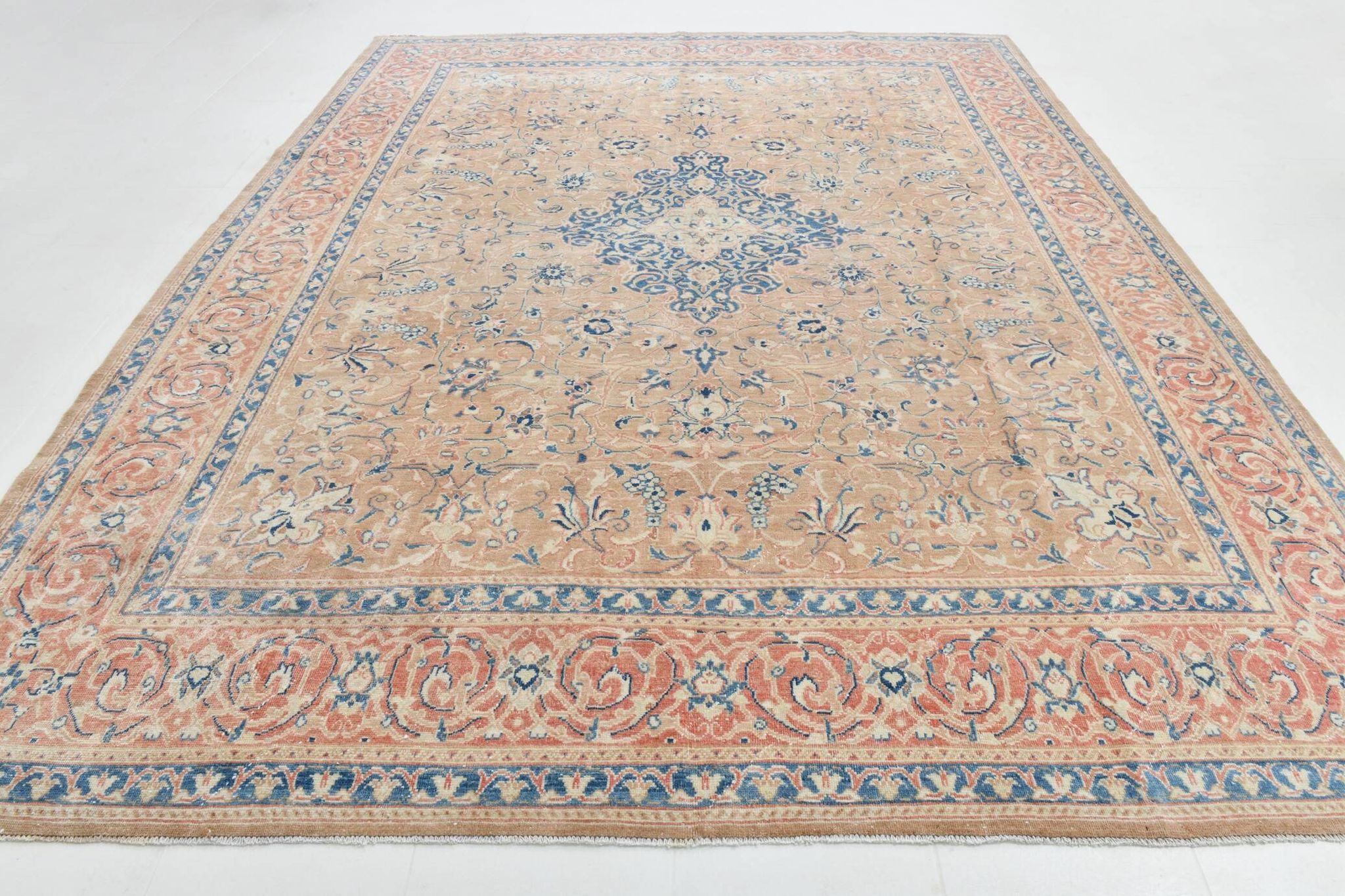 Tapis persan classique bleu et pêche