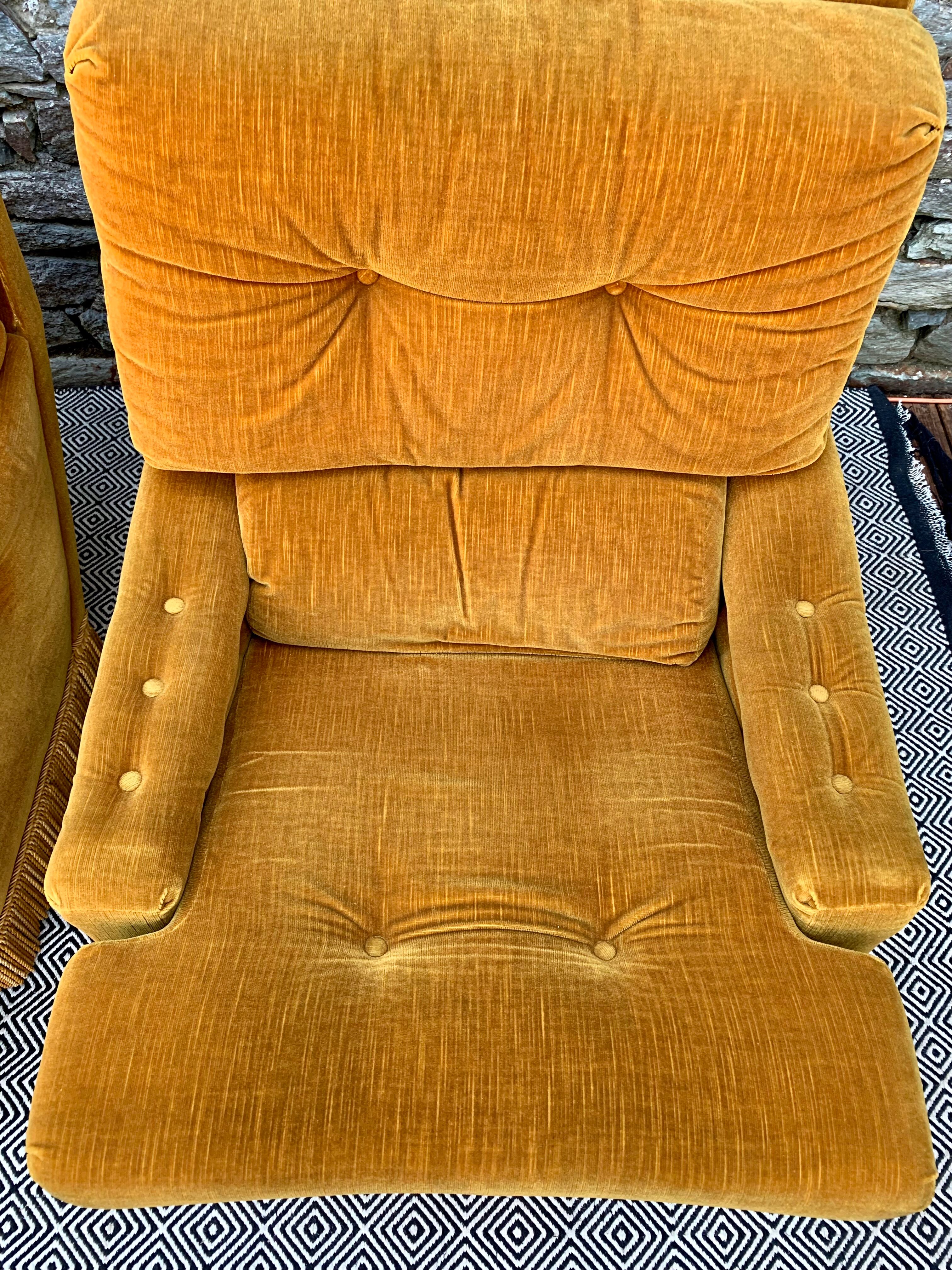 Paire de fauteuils crapauds doré en velours