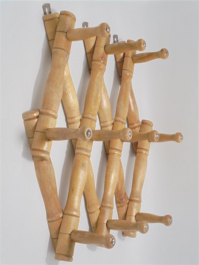 Accordion coat rack