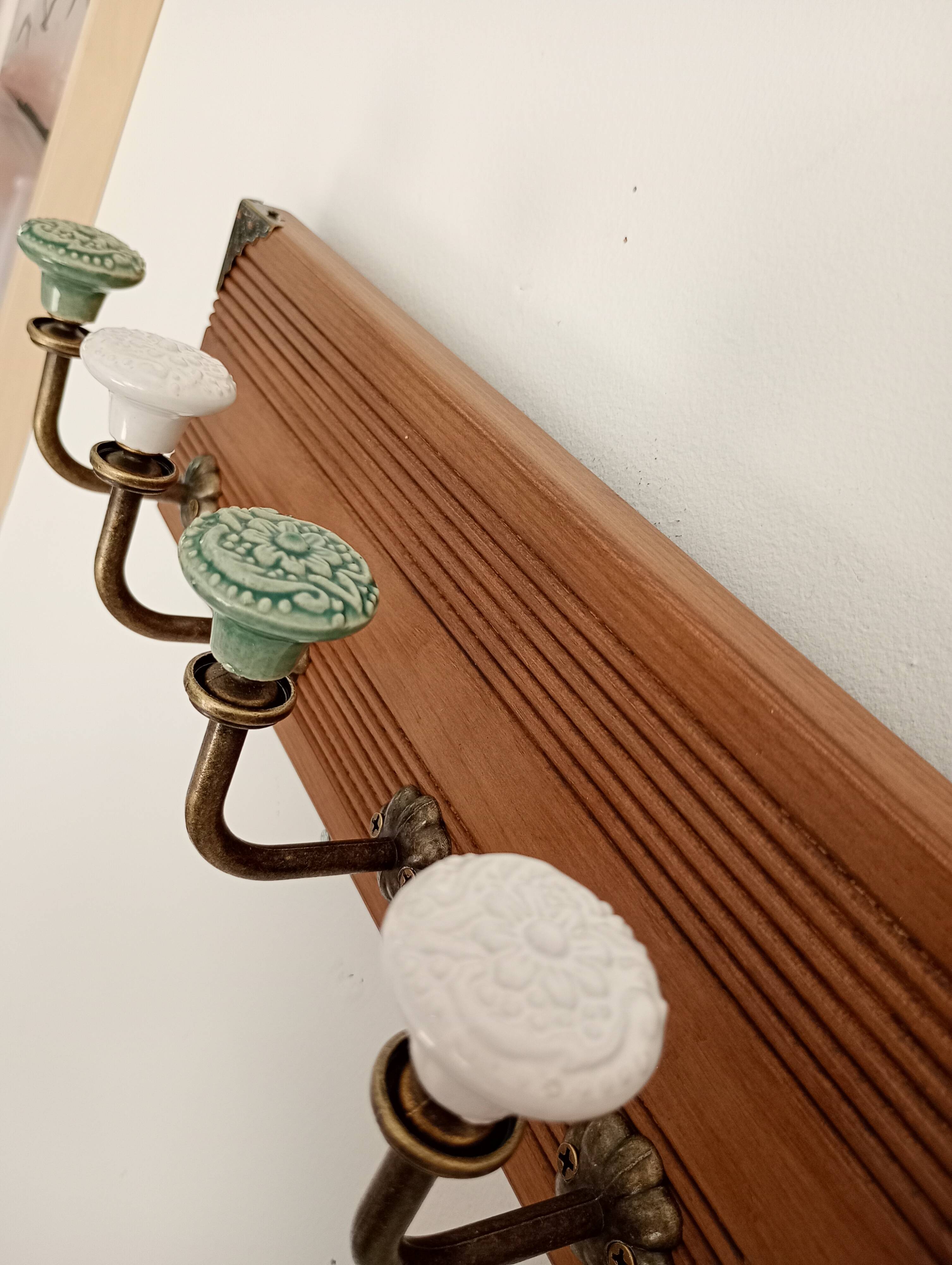 Vintage wall coat rack with 6 ceramic hooks – grooved wood 60 cm