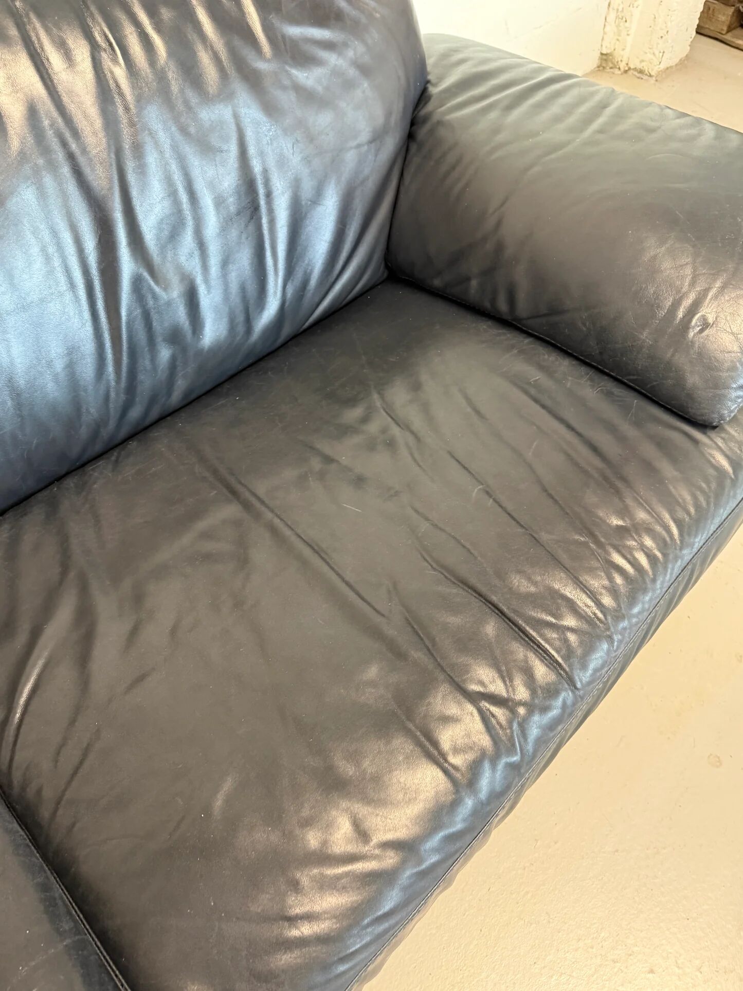 3-seater navy blue leather sofa by Natuzzi