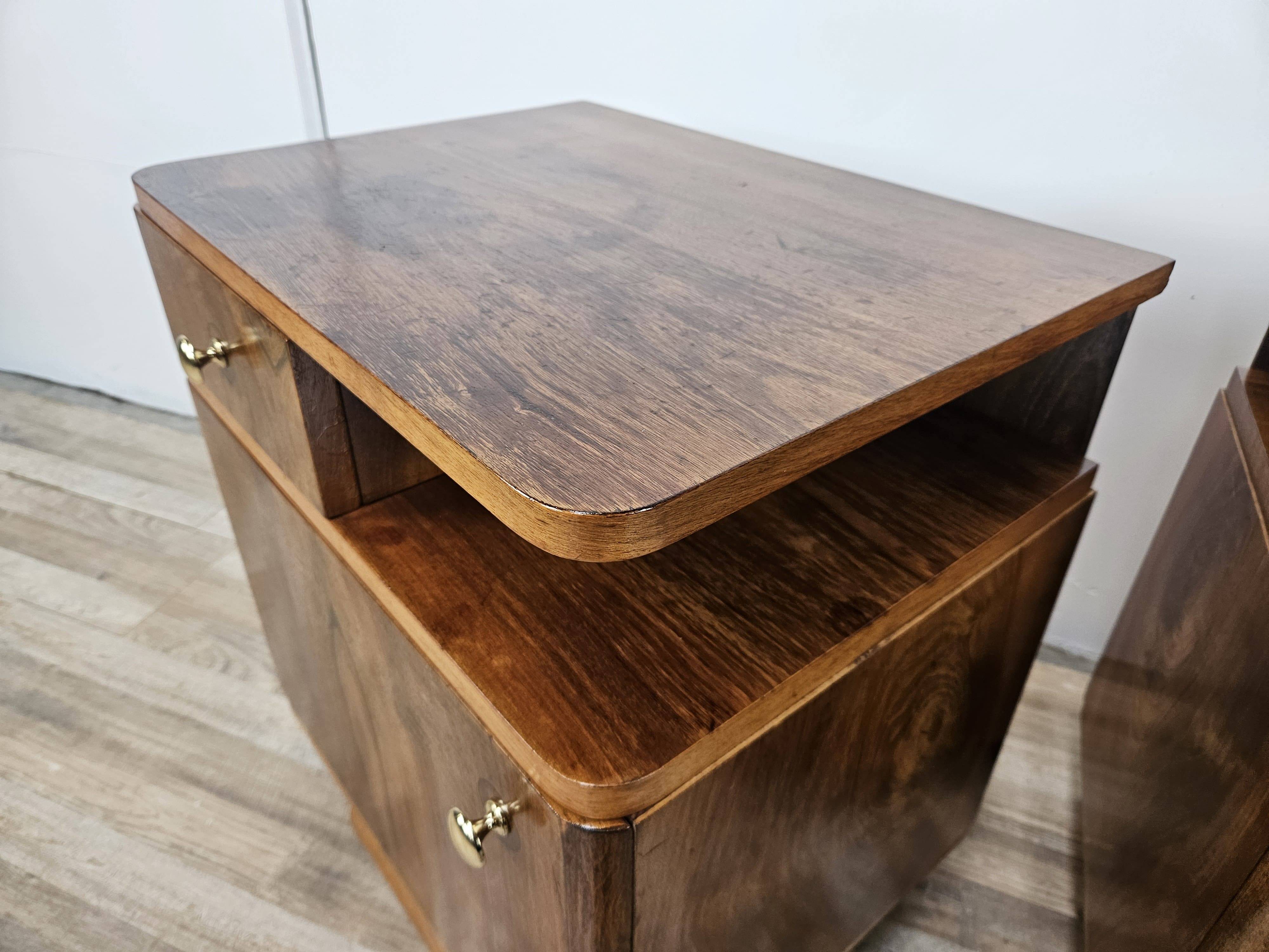 Art Decò bedside tables in walnut and brass, 1940