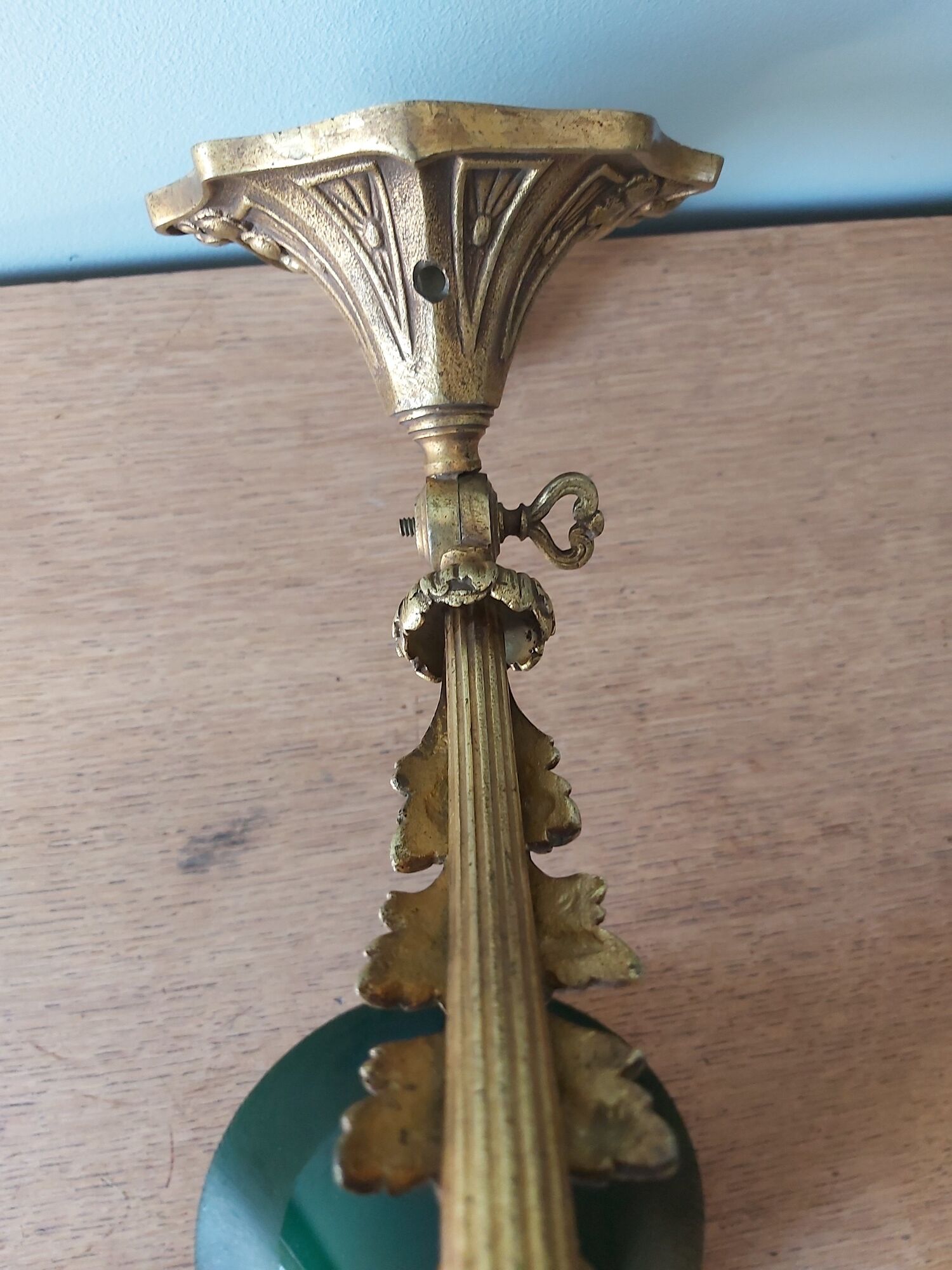 Wall light in bronze art nouveau with green opaline lampshades.