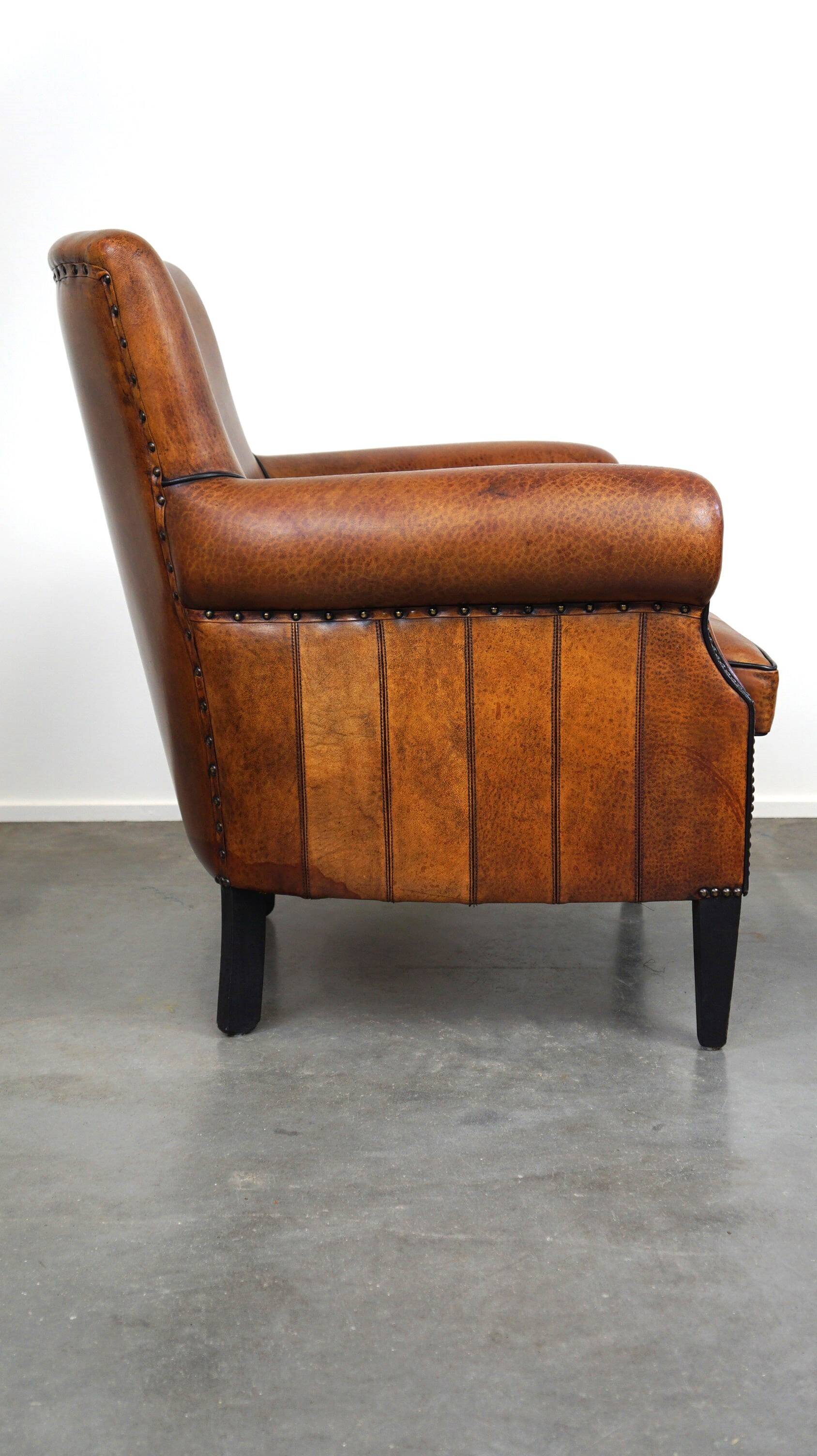 Correct and comfortable sheep leather armchair/armchair with a beautiful finish