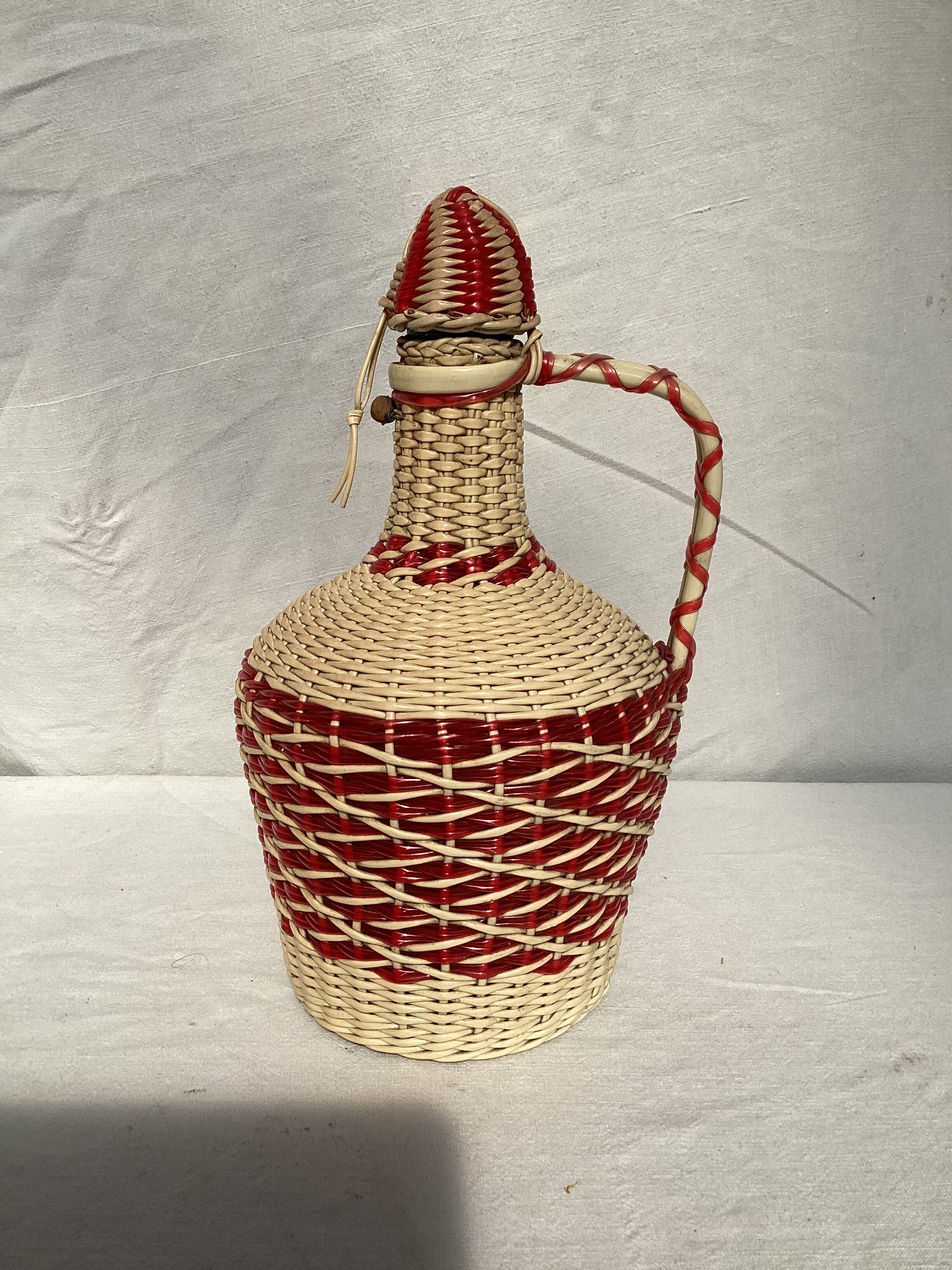Dame jeanne bonbonne en plastique blanche et rouge dimension : hauteur -25 cm-