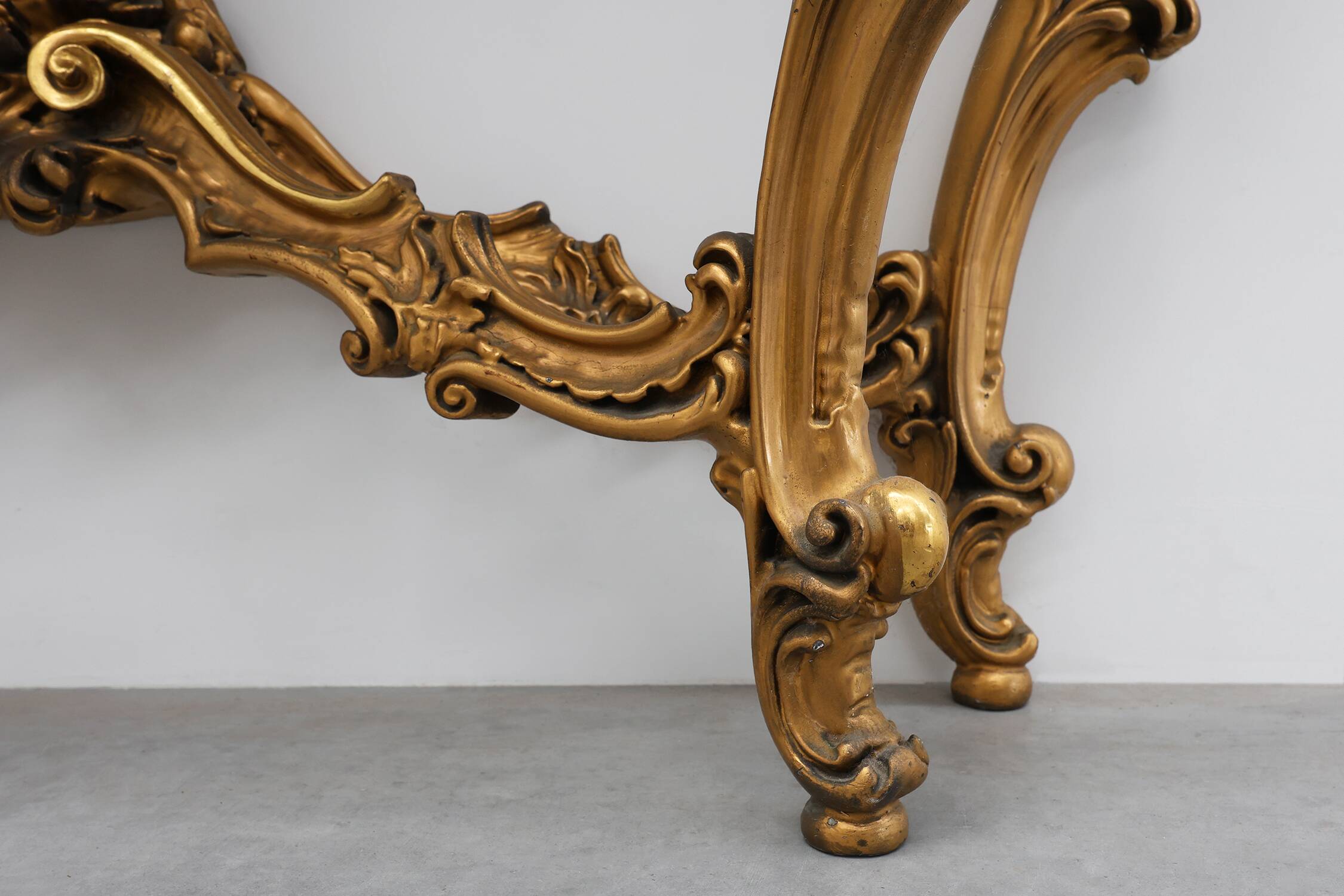 Console en bois doré sculpté avec plateau en marbre rose, style Louis XV / Rococo, It