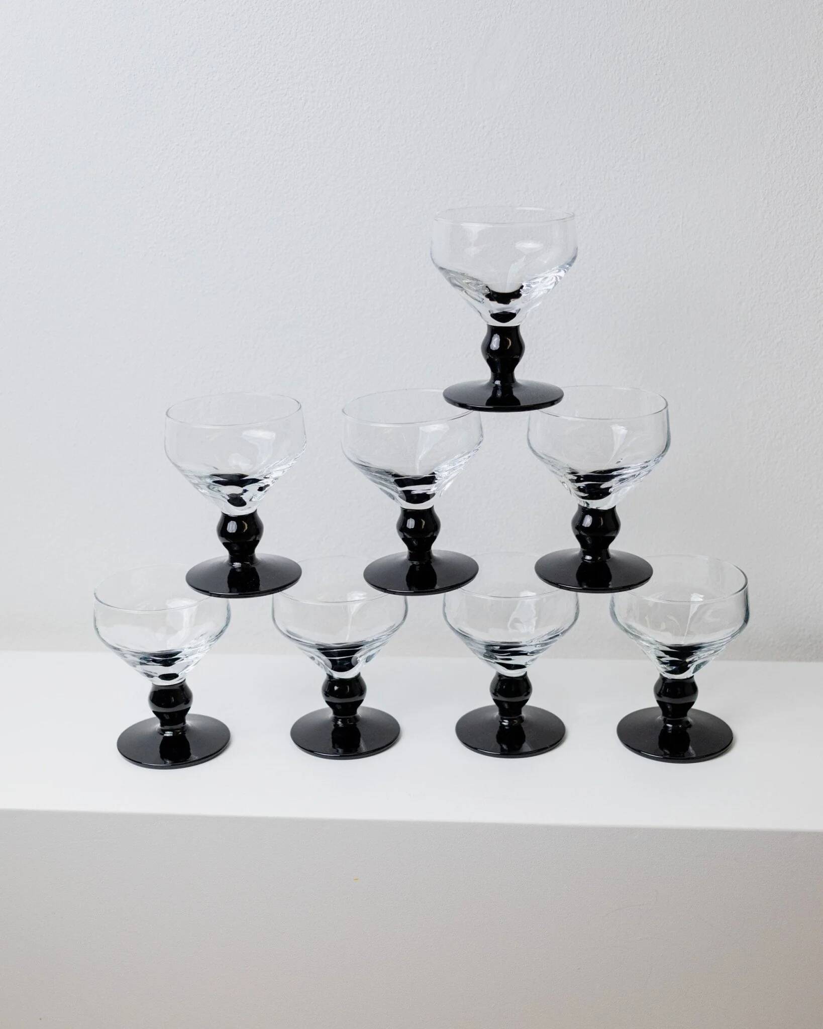 Huit verres à boire en verre noir et transparent – Style postmoderne Memphis, verrerie italienne vintage des années 1980
