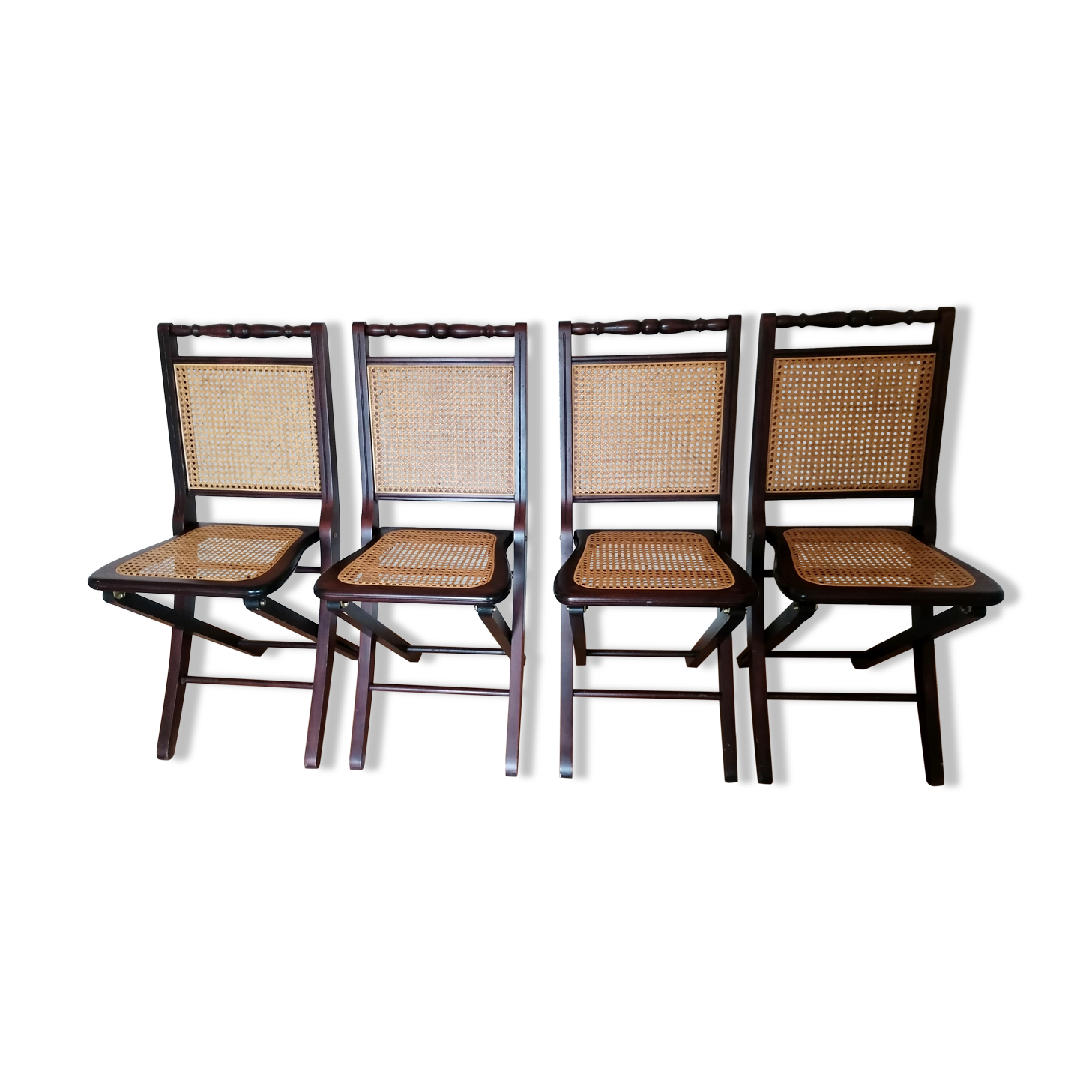 4 folding chairs canned