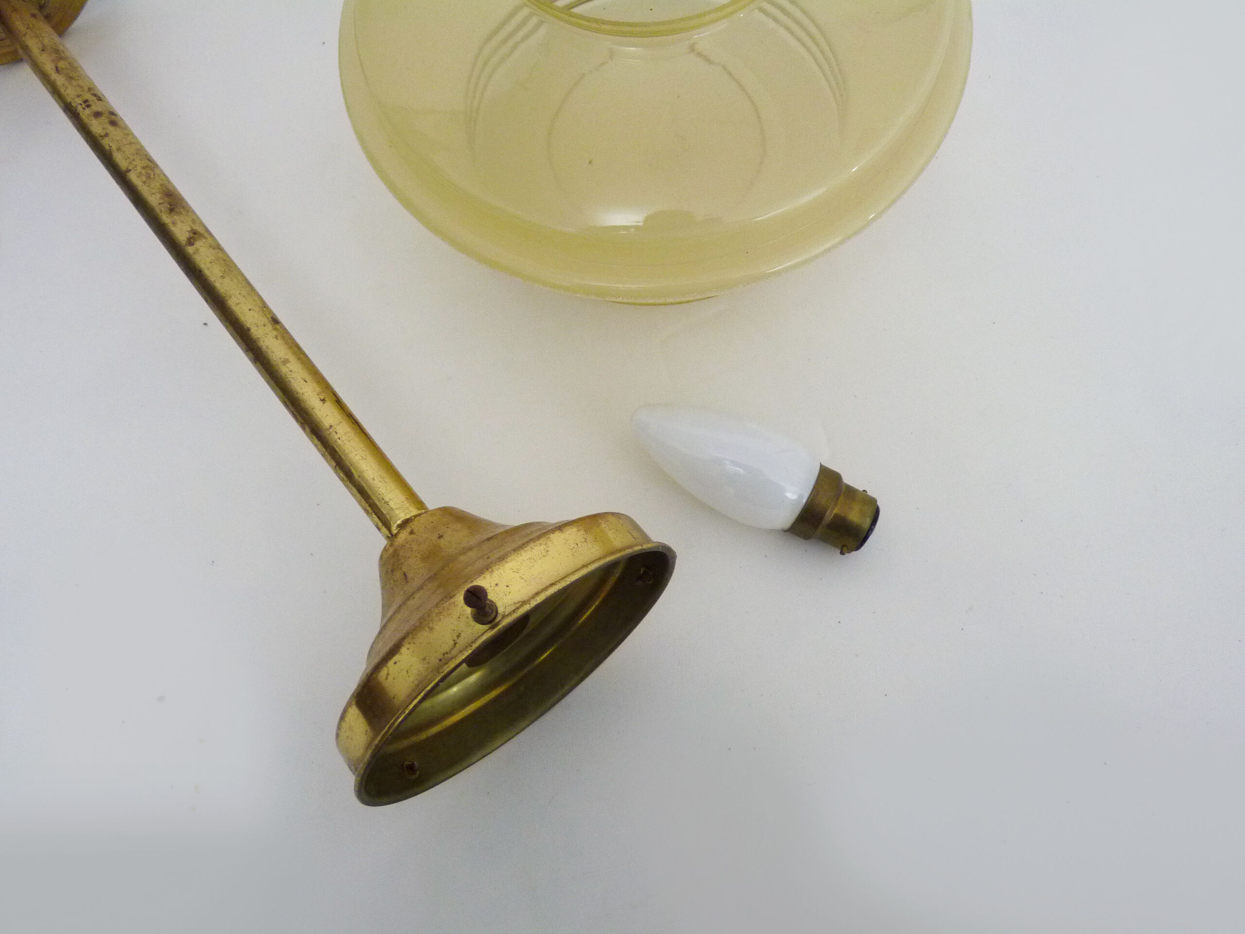 Suspension globe yellow granite, bordered gold lampshade old art deco. Year 50