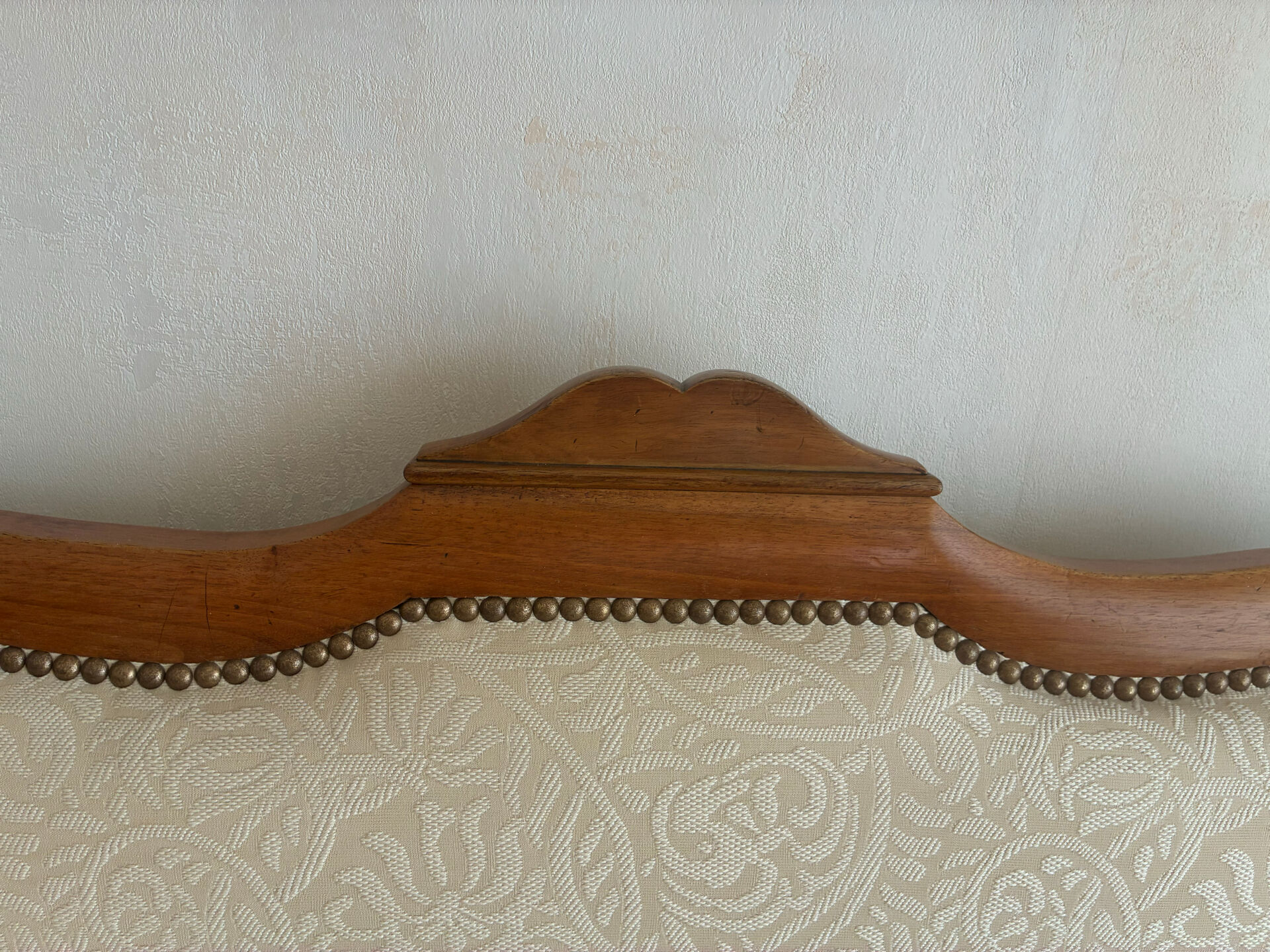Boat bed canapé / Restoration style sofa in mahogany and damask fabric.