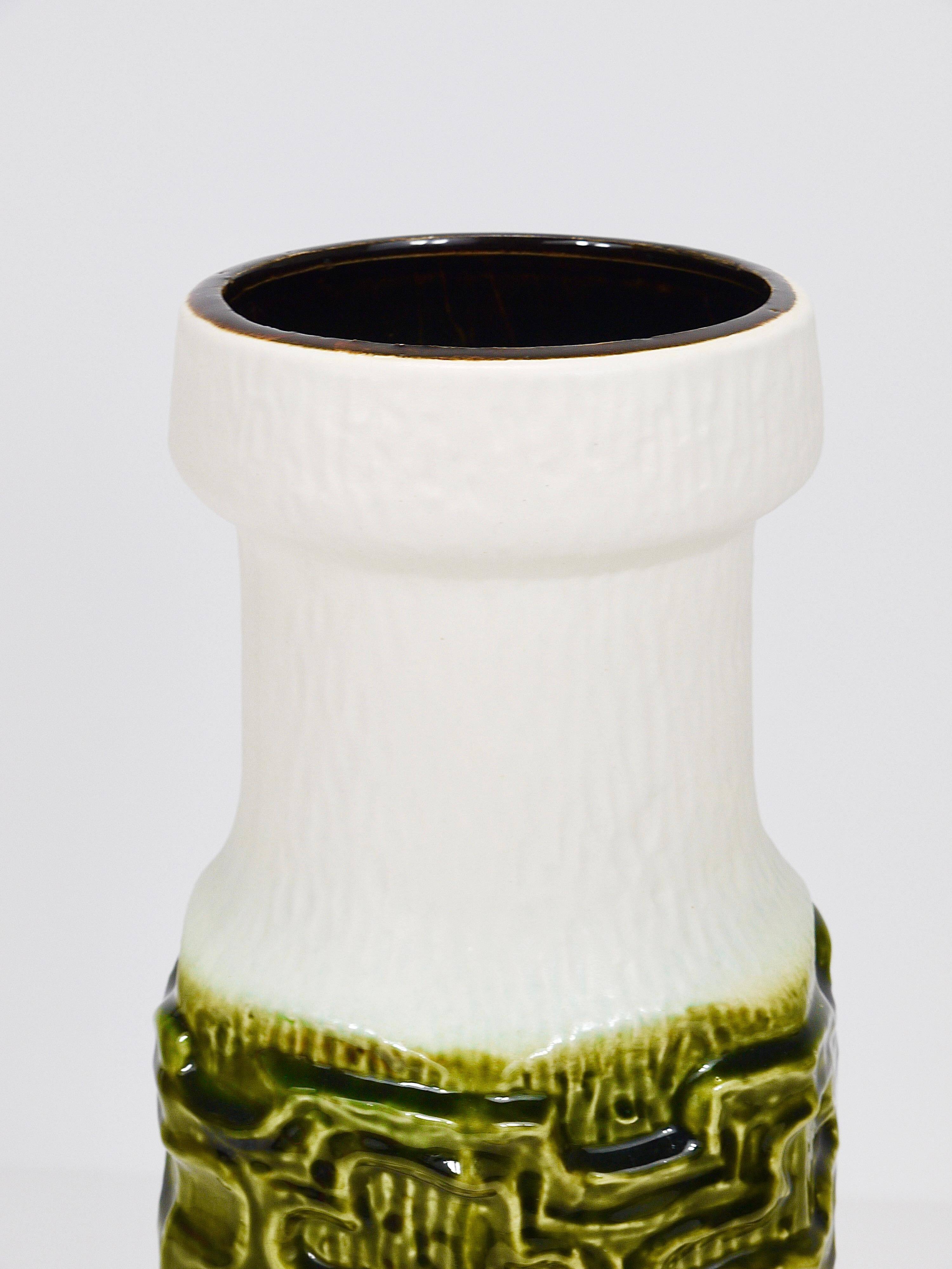 Grand vase de sol en terre cuite vert mousse olive brillant et blanc style Brutaliste Op-Art, Autriche, années 1970