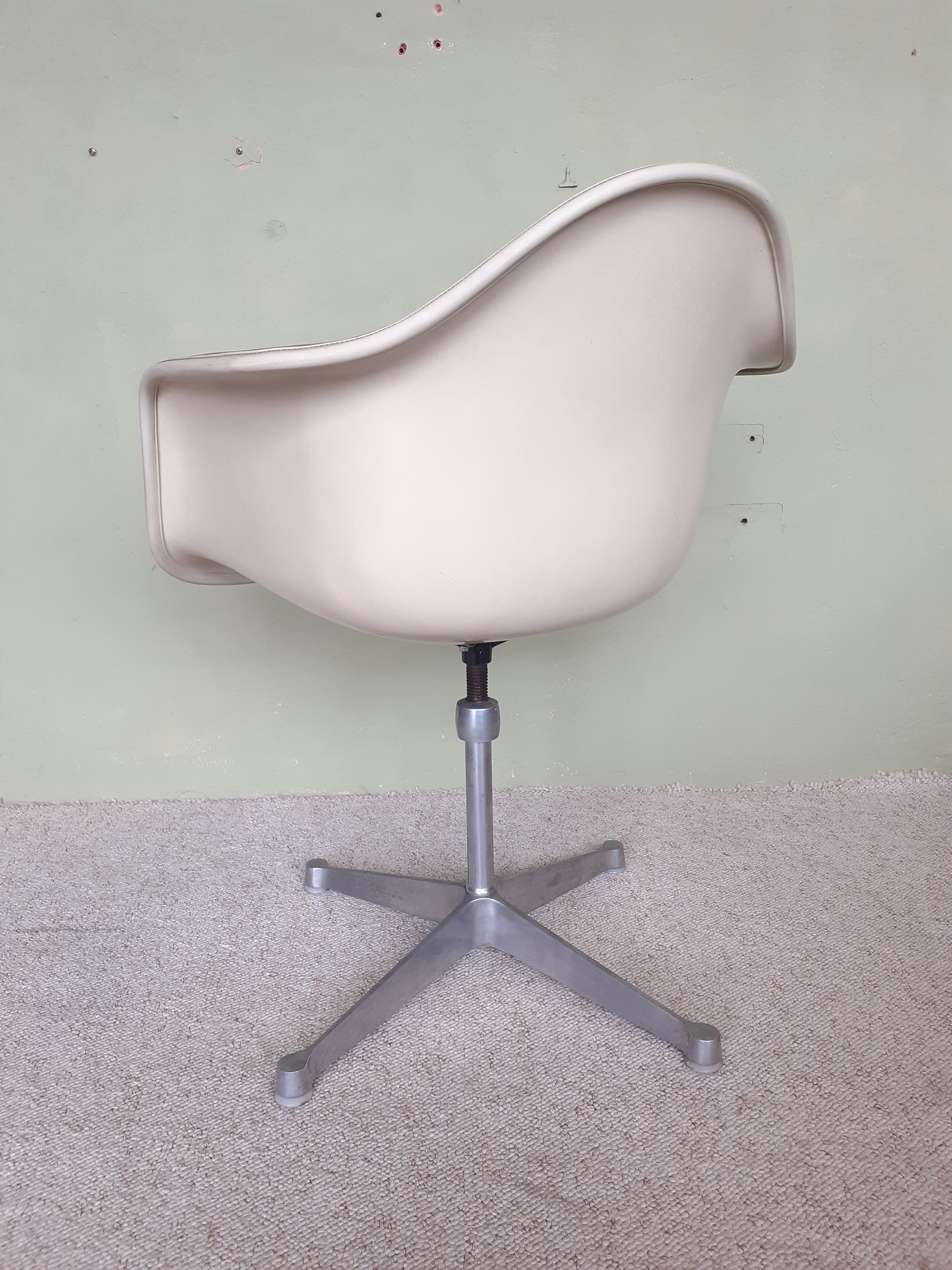 Swivel and adjustable office chair by Charles and Ray Eames, ed. Herman Miller