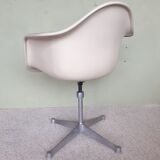 Swivel and adjustable office chair by Charles and Ray Eames, ed. Herman Miller