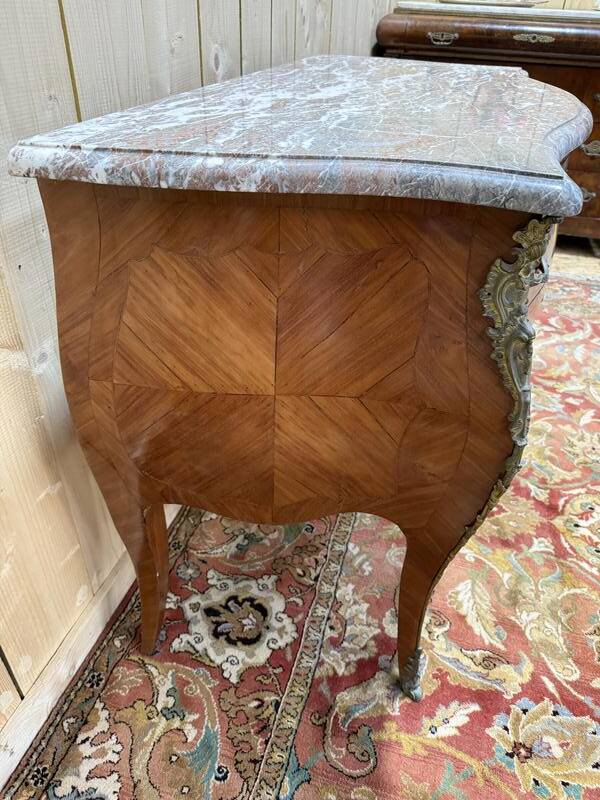 Commode sauteuse de style Louis XV en marqueterie