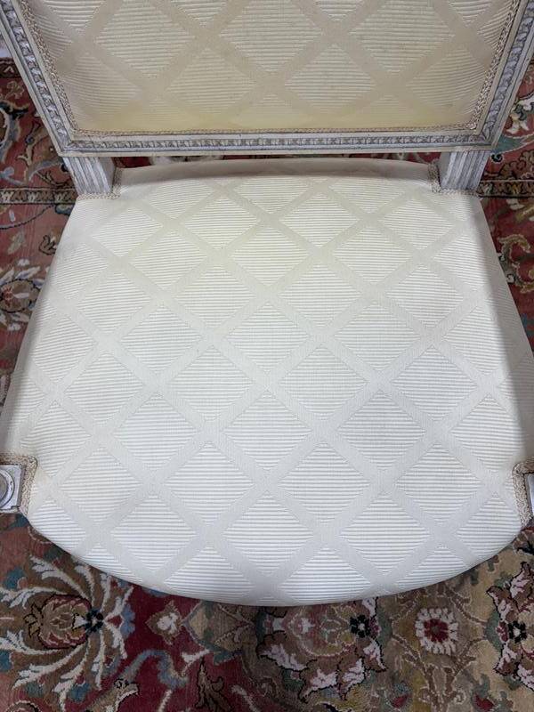 Paire de fauteuils de style Louis XVI en bois patiné