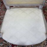 Paire de fauteuils de style Louis XVI en bois patiné
