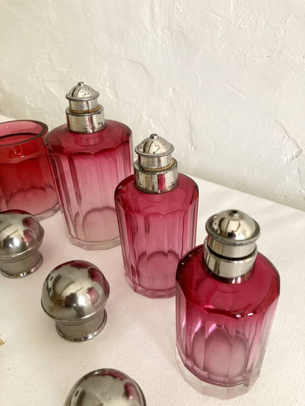 Garniture / nécessaire de toilette / Flacons en cristal rose, années 1920