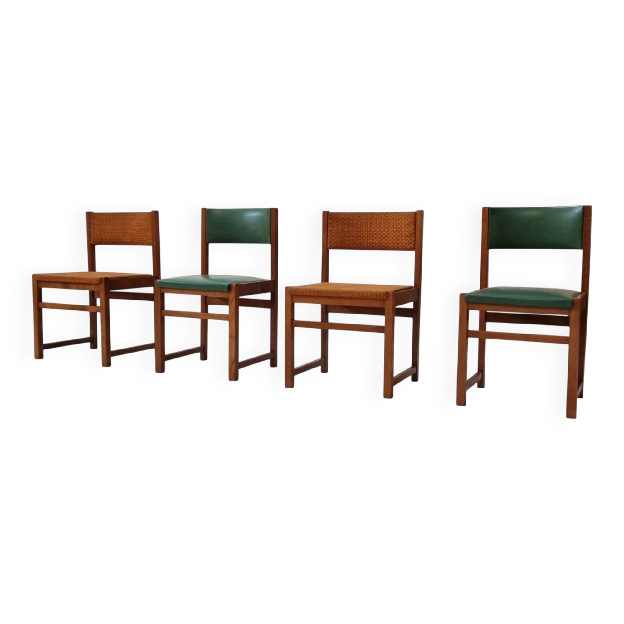 Quatre chaises du milieu du siècle