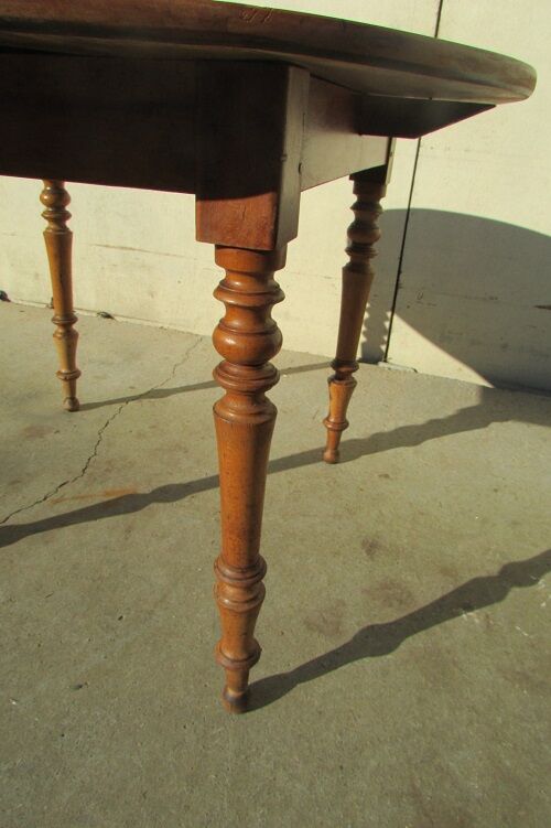 Round table in cherry, 1900s