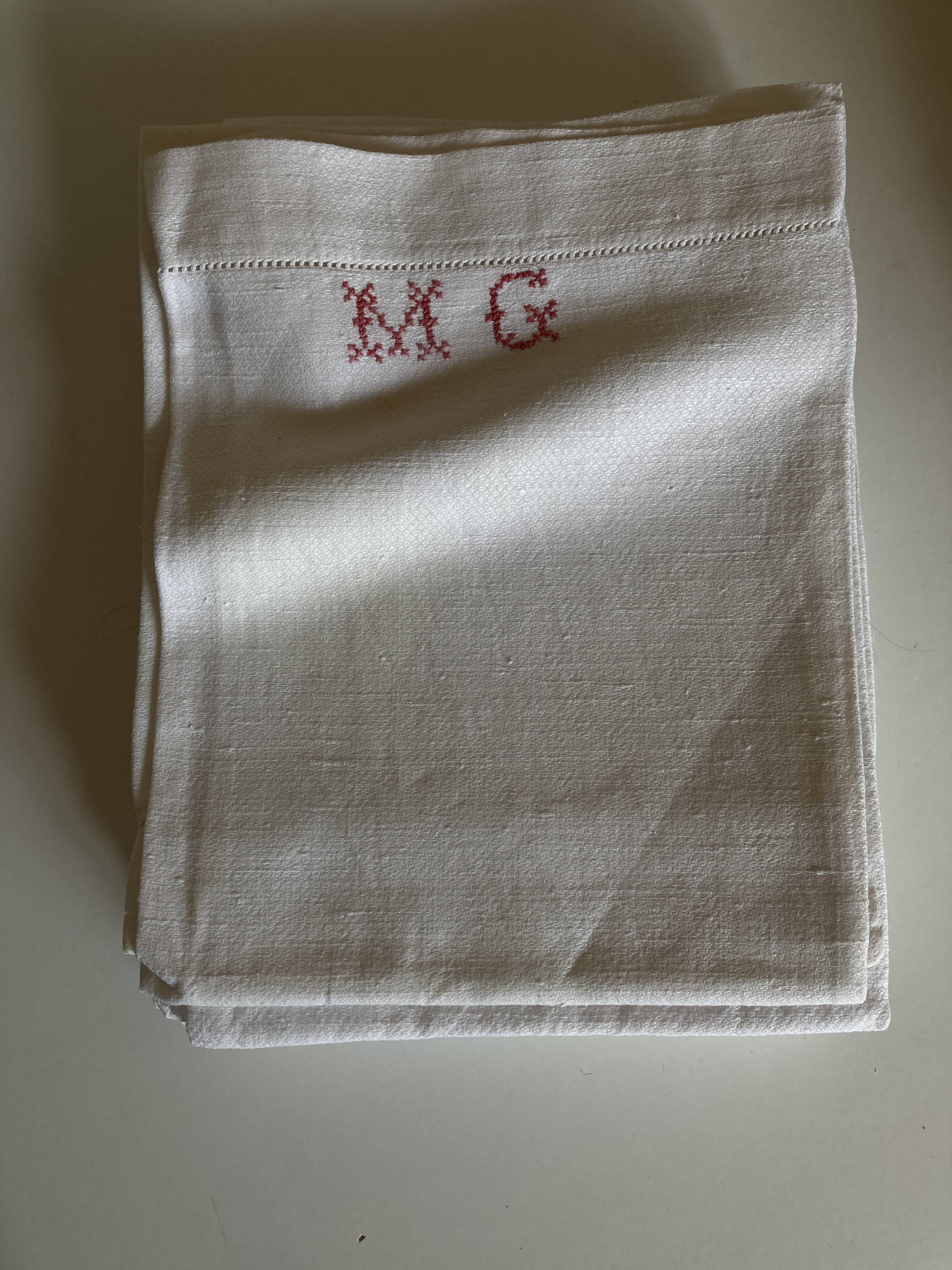 Set de 6 serviettes en lin caviar 1930 brodées MG rouge 65 x 85