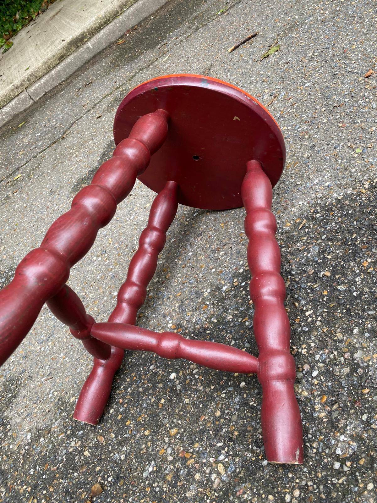 Asian tripod stool in solid wood, burgundy and beige flowers