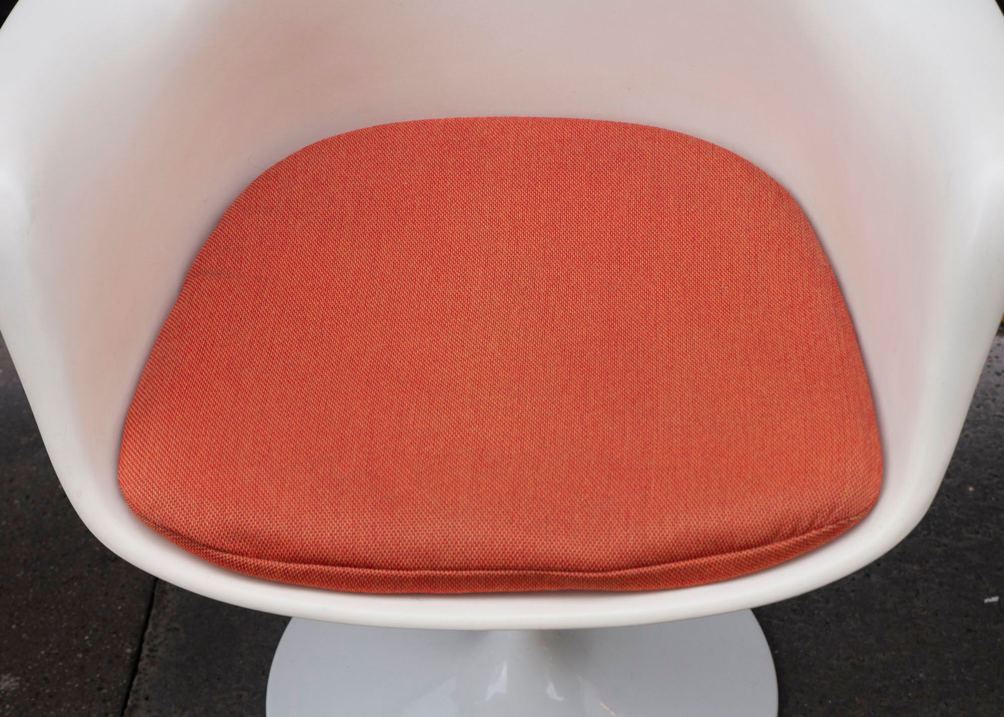 Tulip chair by Eero Saarinen edition Knoll