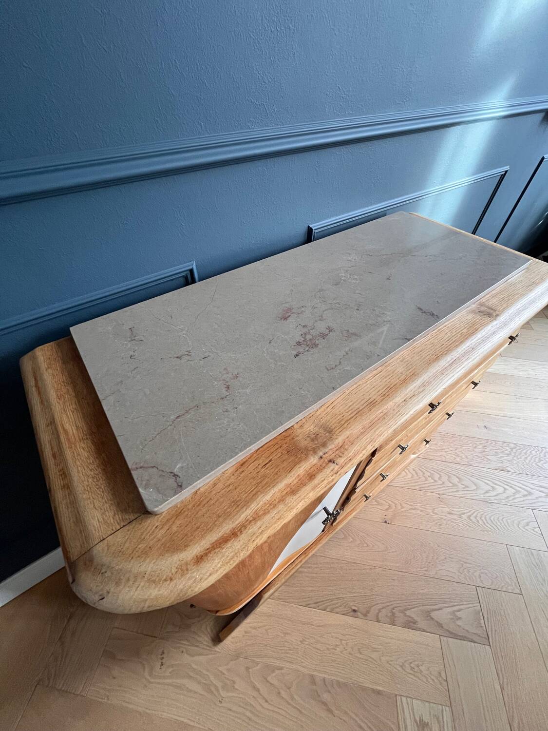 Moustache leg commode