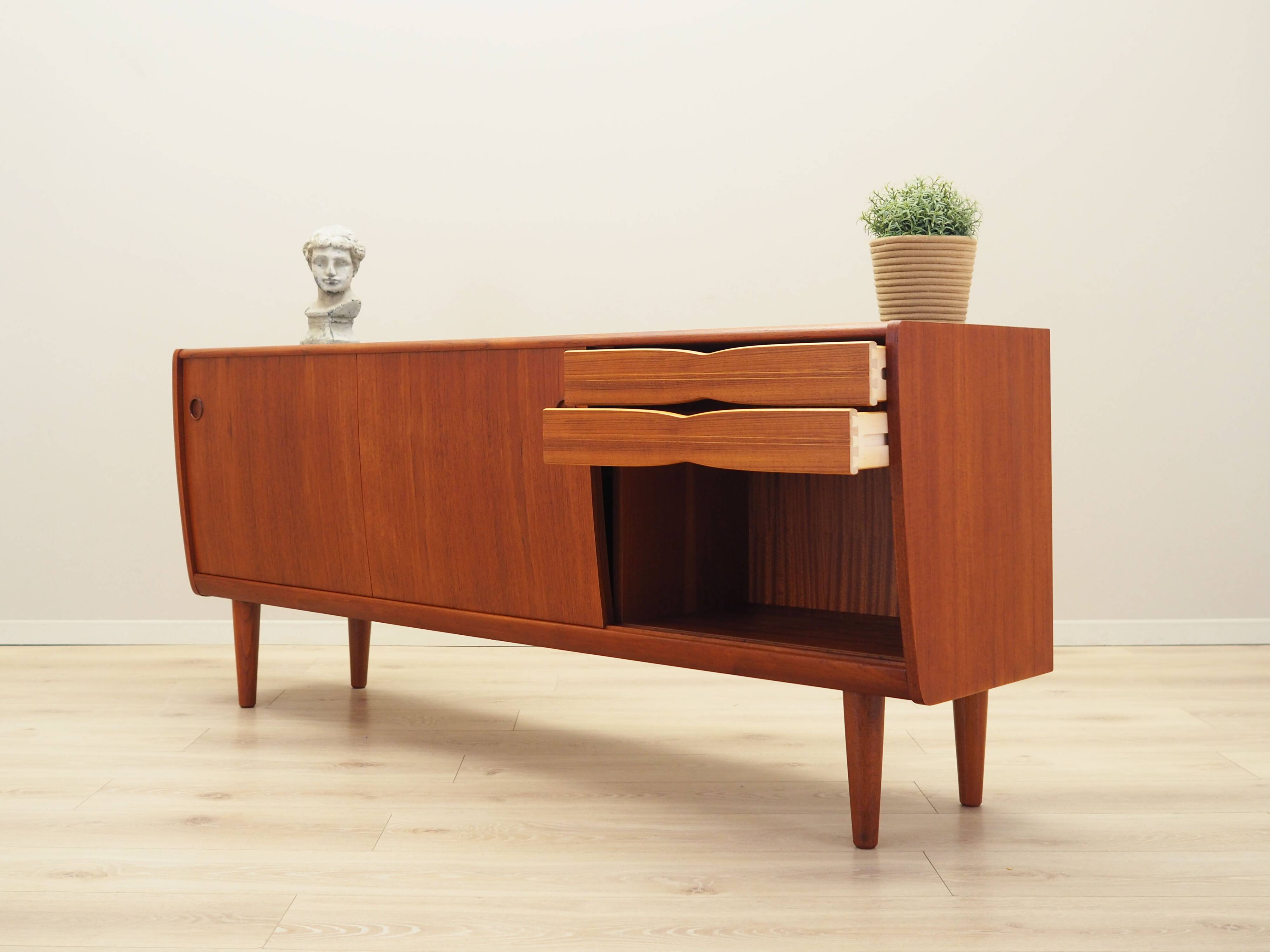 Buffet en teck, design danois, années 1970, production : Danemark