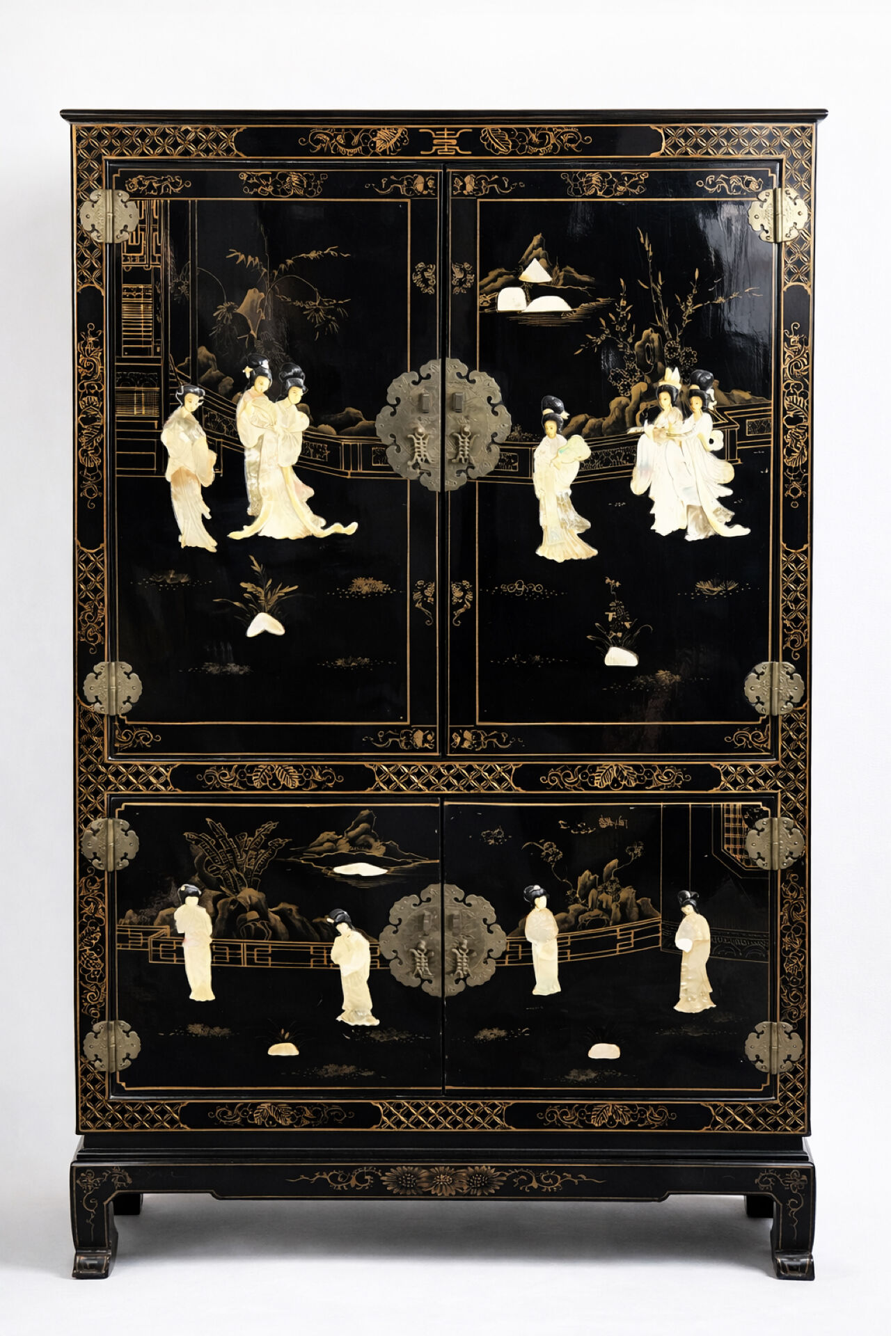 2 Cabinets chinois laqués noir, décor doré & incrustations de nacre
