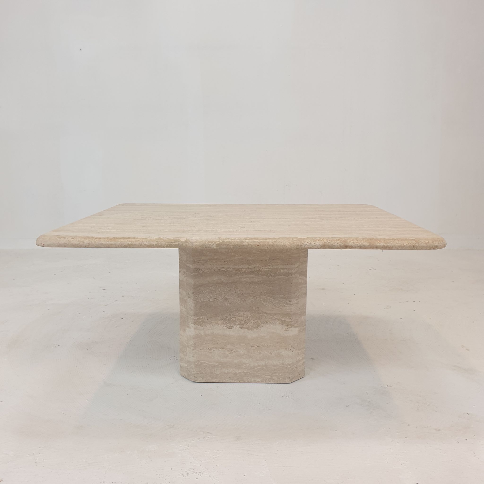 Table basse italienne en travertin, années 1980