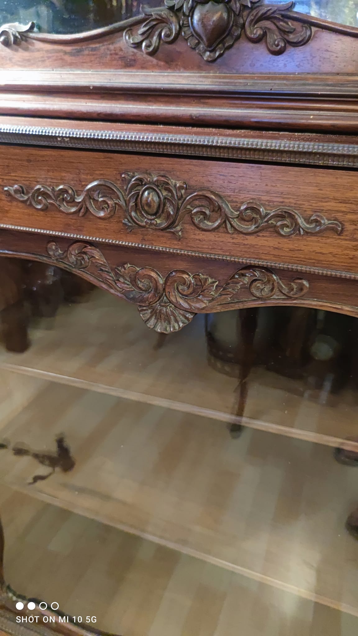 Two-part cabinet, recessed and with a glass-fronted display case, in Indian rosewood, circa 1850/60