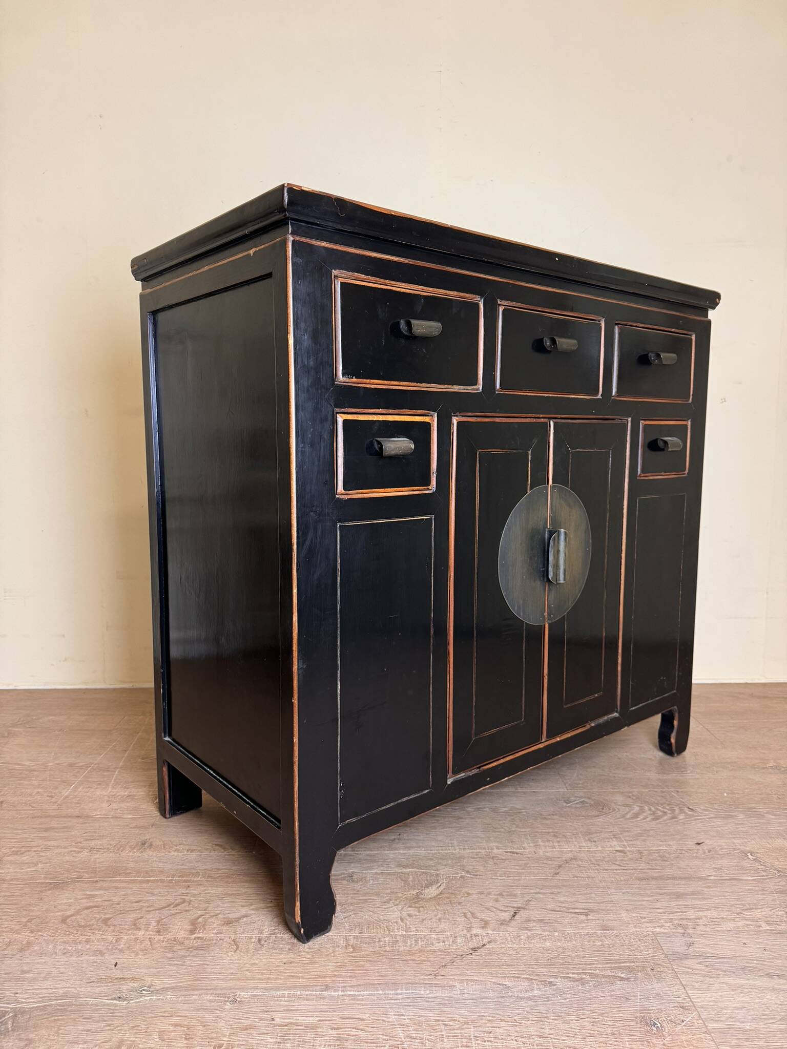 Chinese chest of drawers in black and gold lacquer