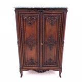 Commode ancienne en bois et pierre, France, fin du XIXe siècle.