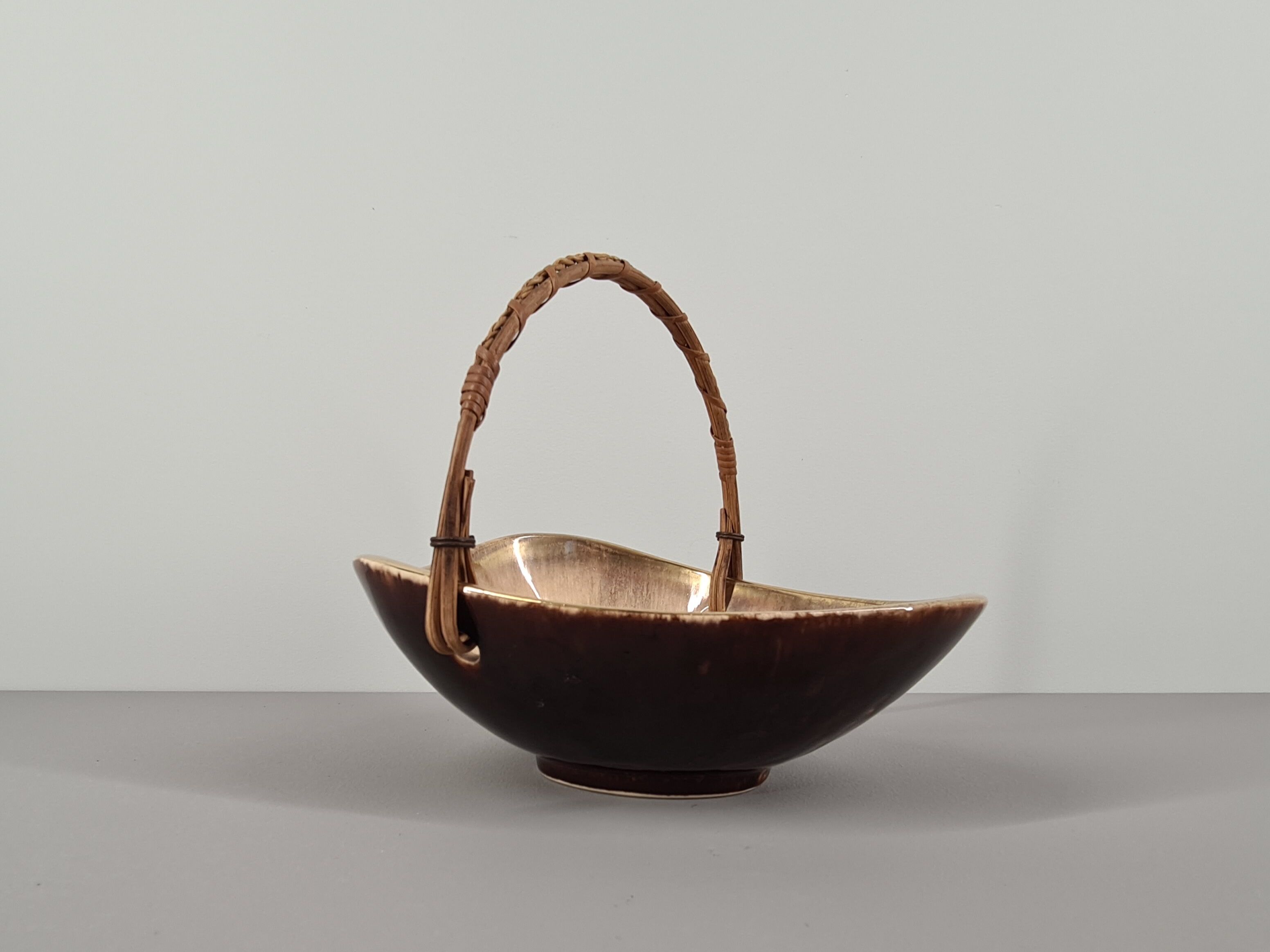 Iridescent ceramic cup or basket / signed / 50s / mid-century / vintage / xxth century