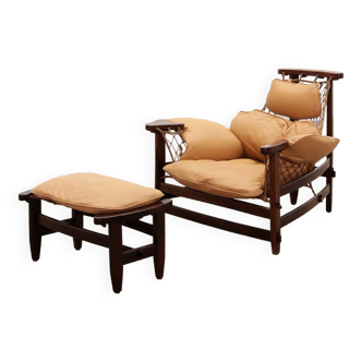 Fauteuil lounge et ottoman « Jangada » Jean Gillon en bois tropical et cuir, Brésil, ca. années 1960.