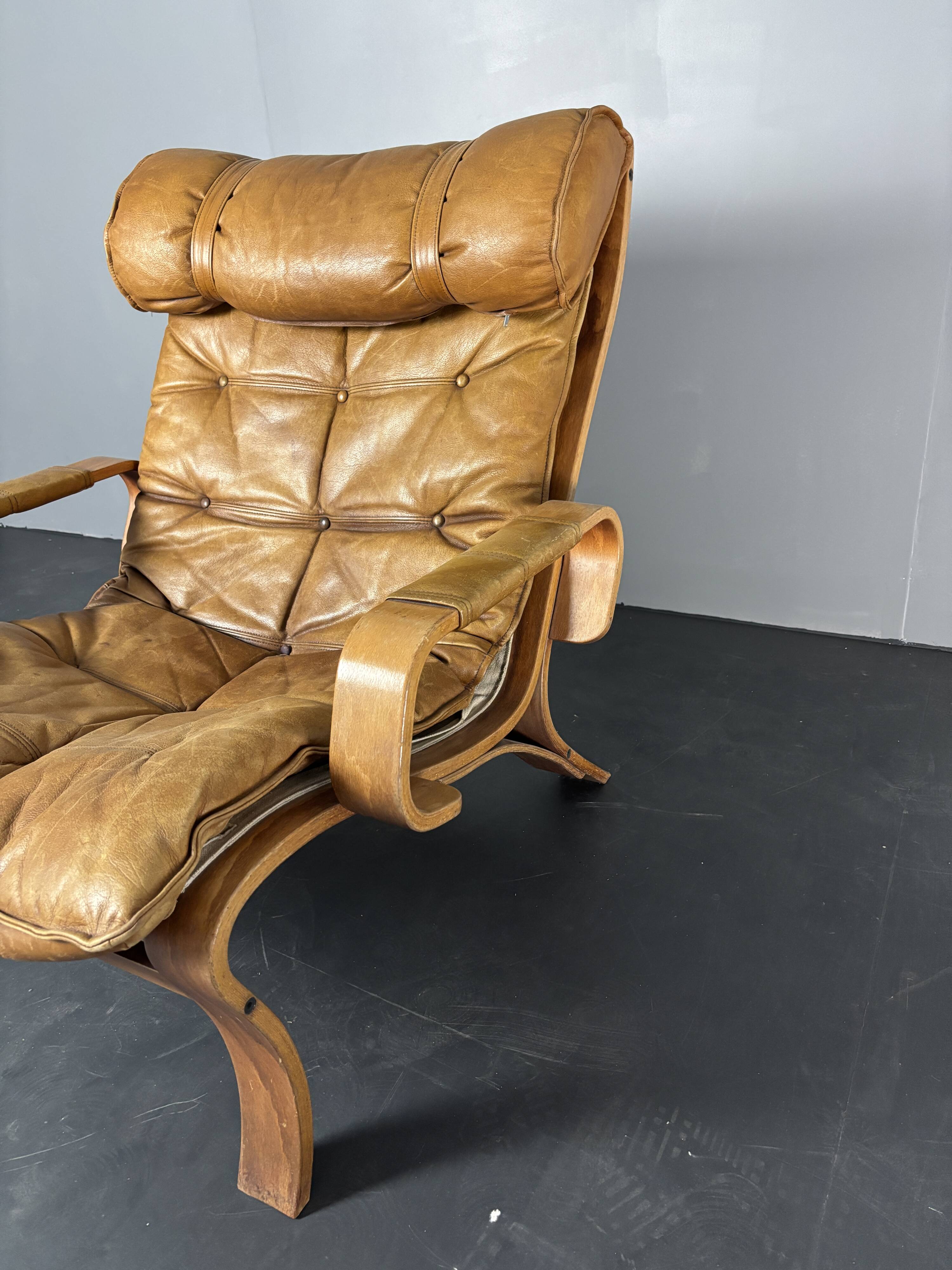 Fauteuil de salon suédois en cuir et bois courbé par Jan Bengstsson, années 1970