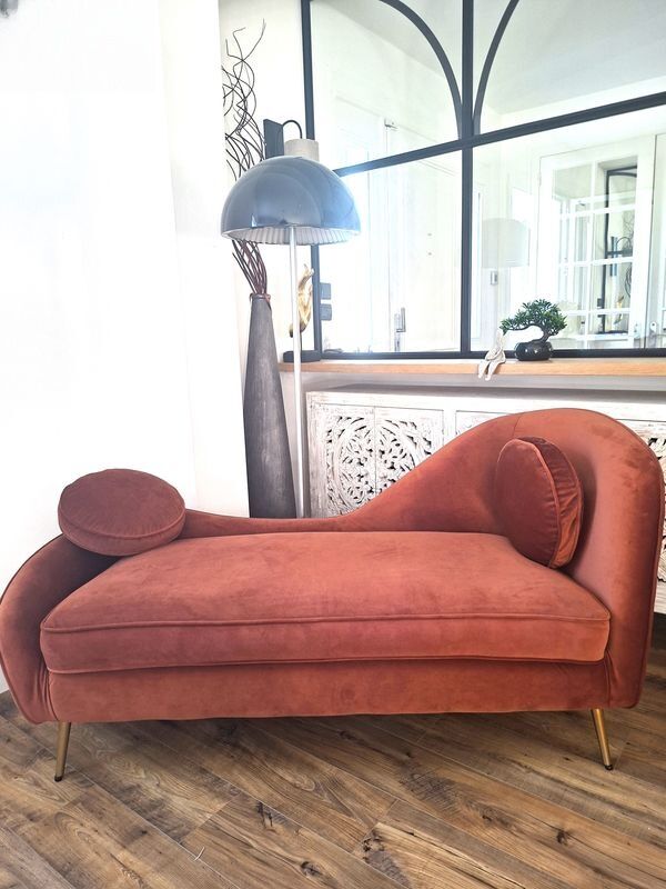 Magnificent chaise longue for a lounge or waiting room.