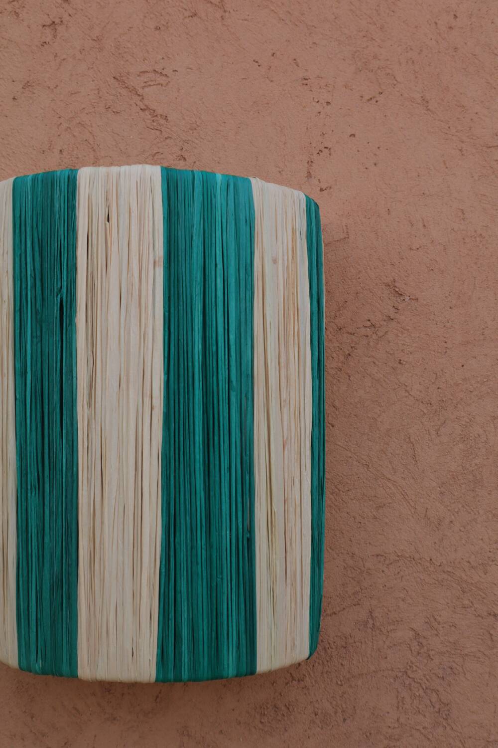 Applique murale rayé vert sapin et beige en raphia naturel