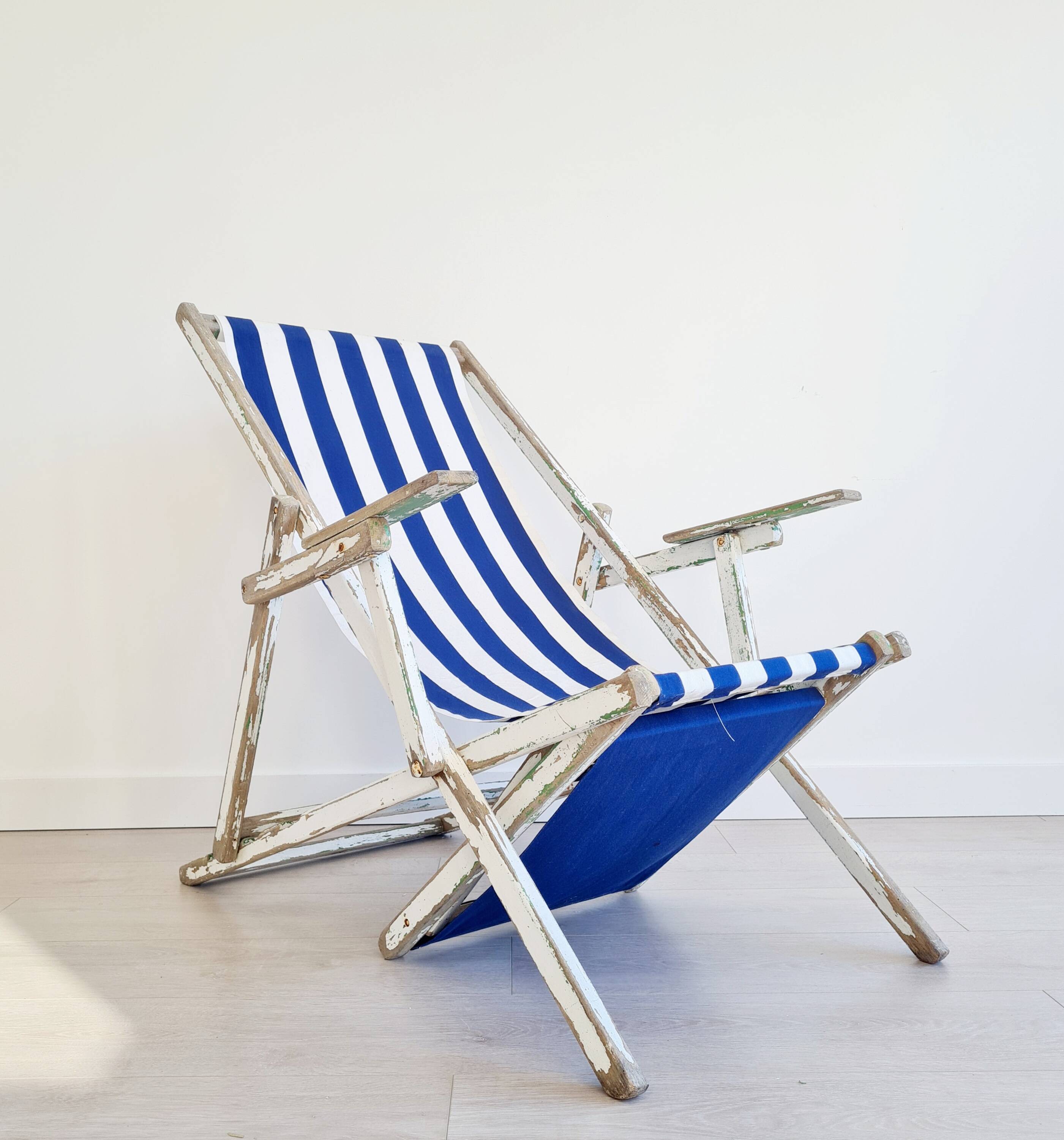 Deck chair - Vintage striped blue and white fabric.
