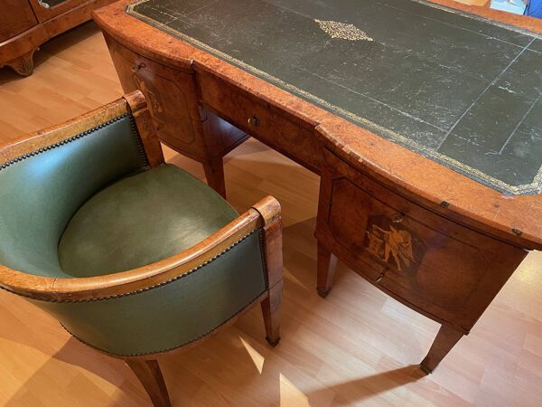 Bureau ancien style Empire en placage de loupe, cuir vert, avec tiret