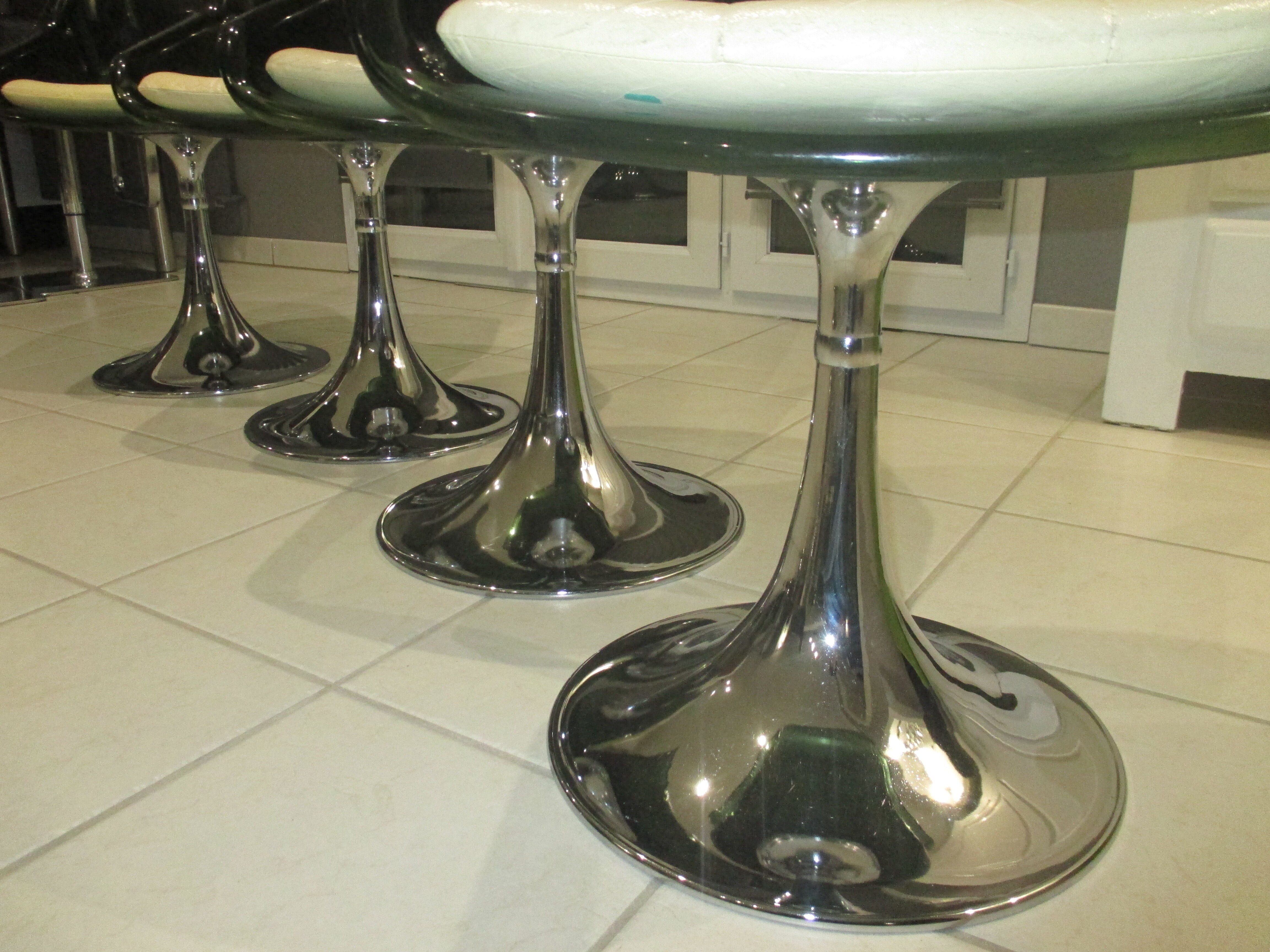 Ensemble table et 6 chaises tulipe Roche Bobois 1970