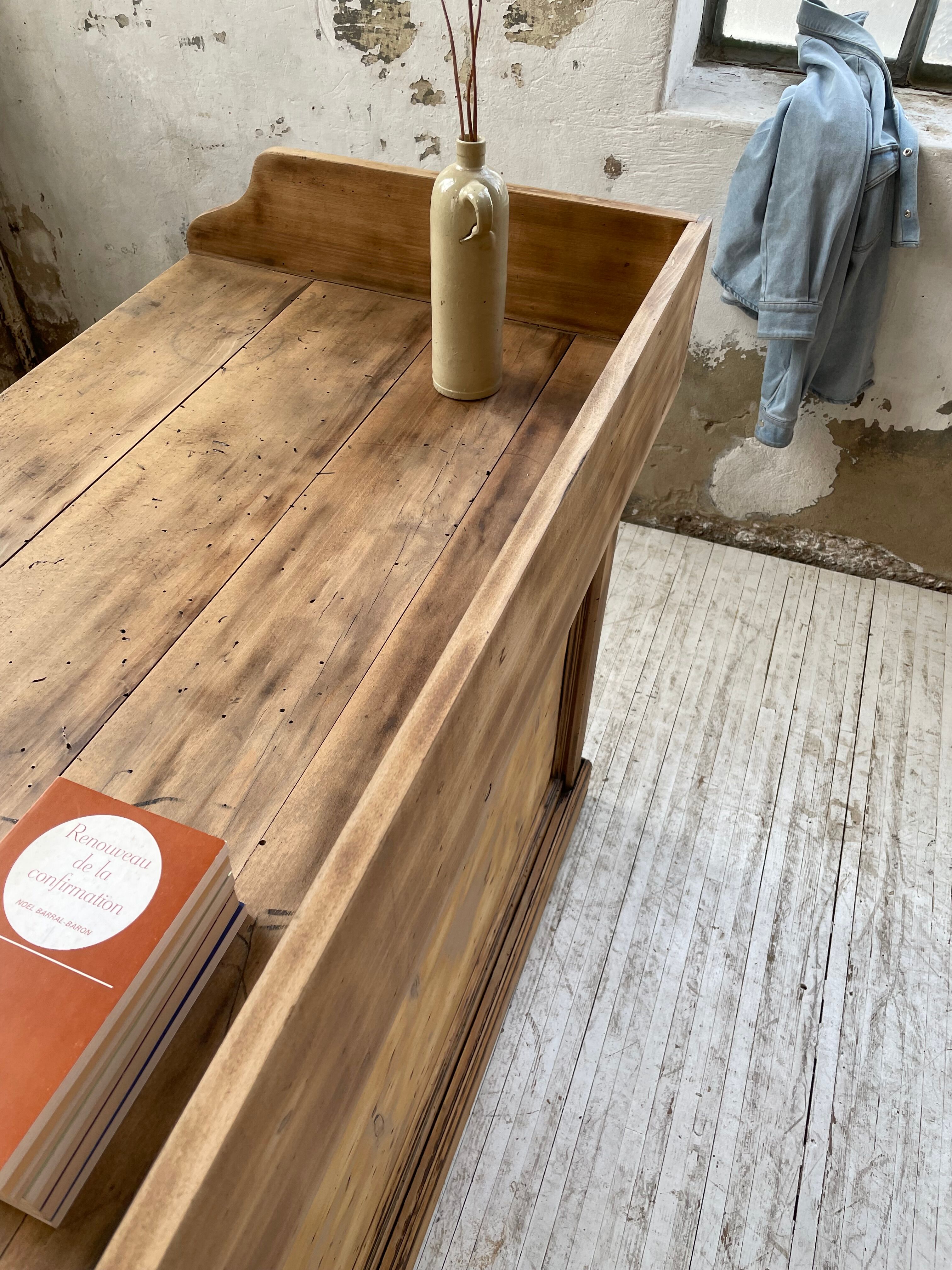 Trading counter central island pine